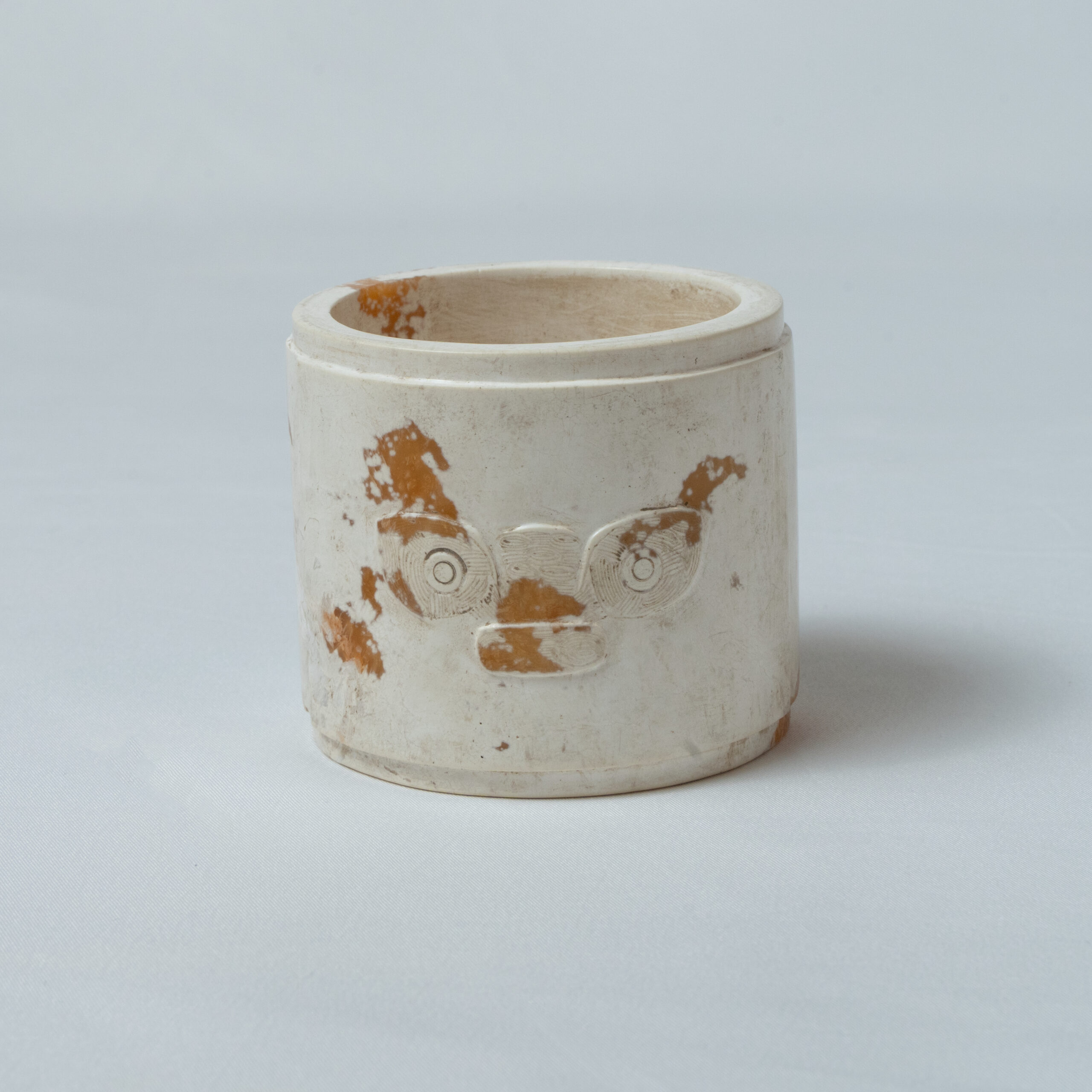 Lot 011 AN IMPORTANT ARCHAIC JADE 'DEITY MASK' CONG
LIANGZHU CULTURE, CIRCA 3300 – 2300 BCE - Image 3