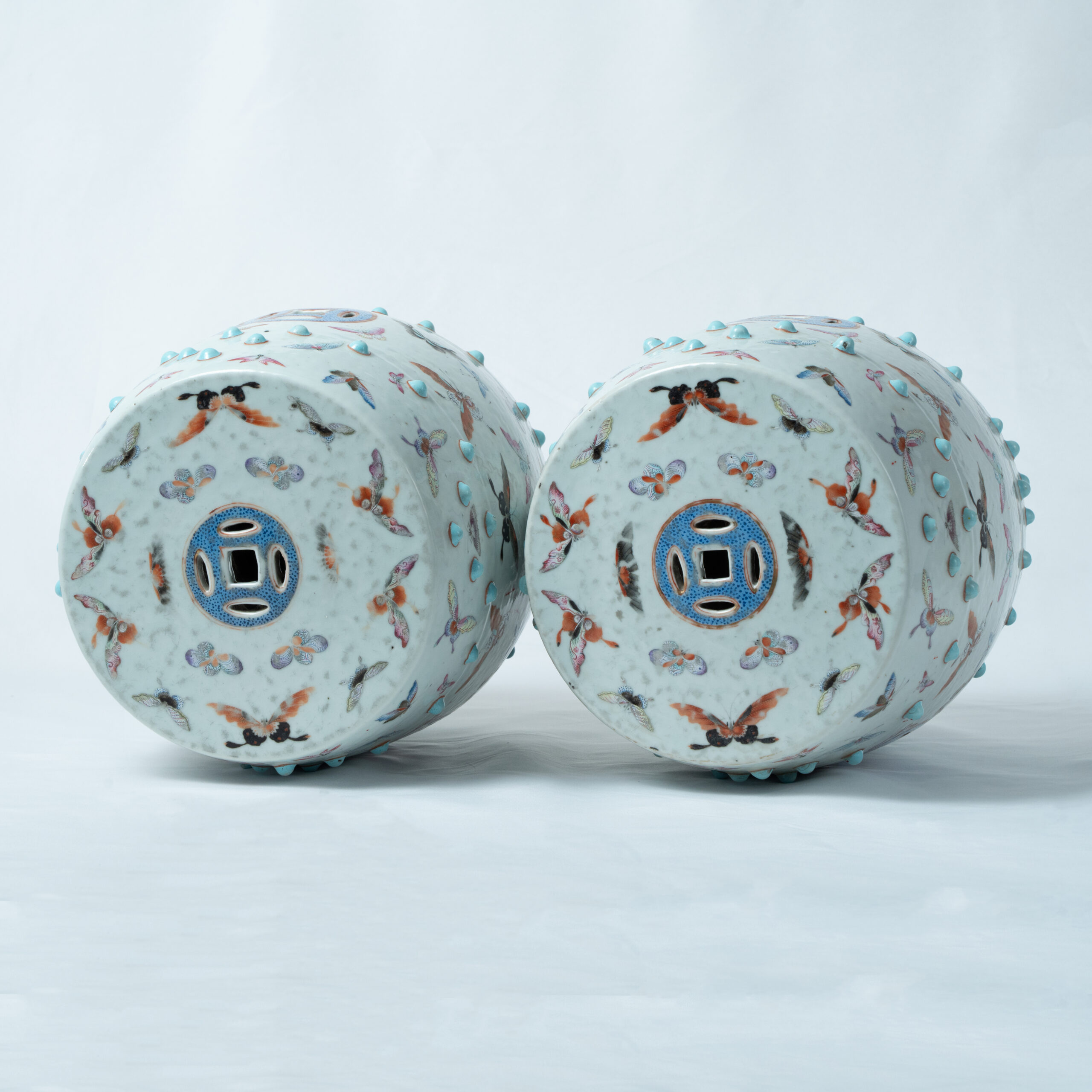 Lot 018 A PAIR OF FAMILLE-ROSE 'HUNDRED BUTTERFLIES' GARDEN STOOLS
LATE QING DYNASTY, 19TH CENTURY - Image 3