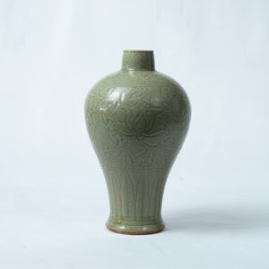 Lot 020 A RARE AND MAGNIFICENT LONGQUAN CELADON 'INTERLOCKING LOTUS' MEIPING
MING DYNASTY