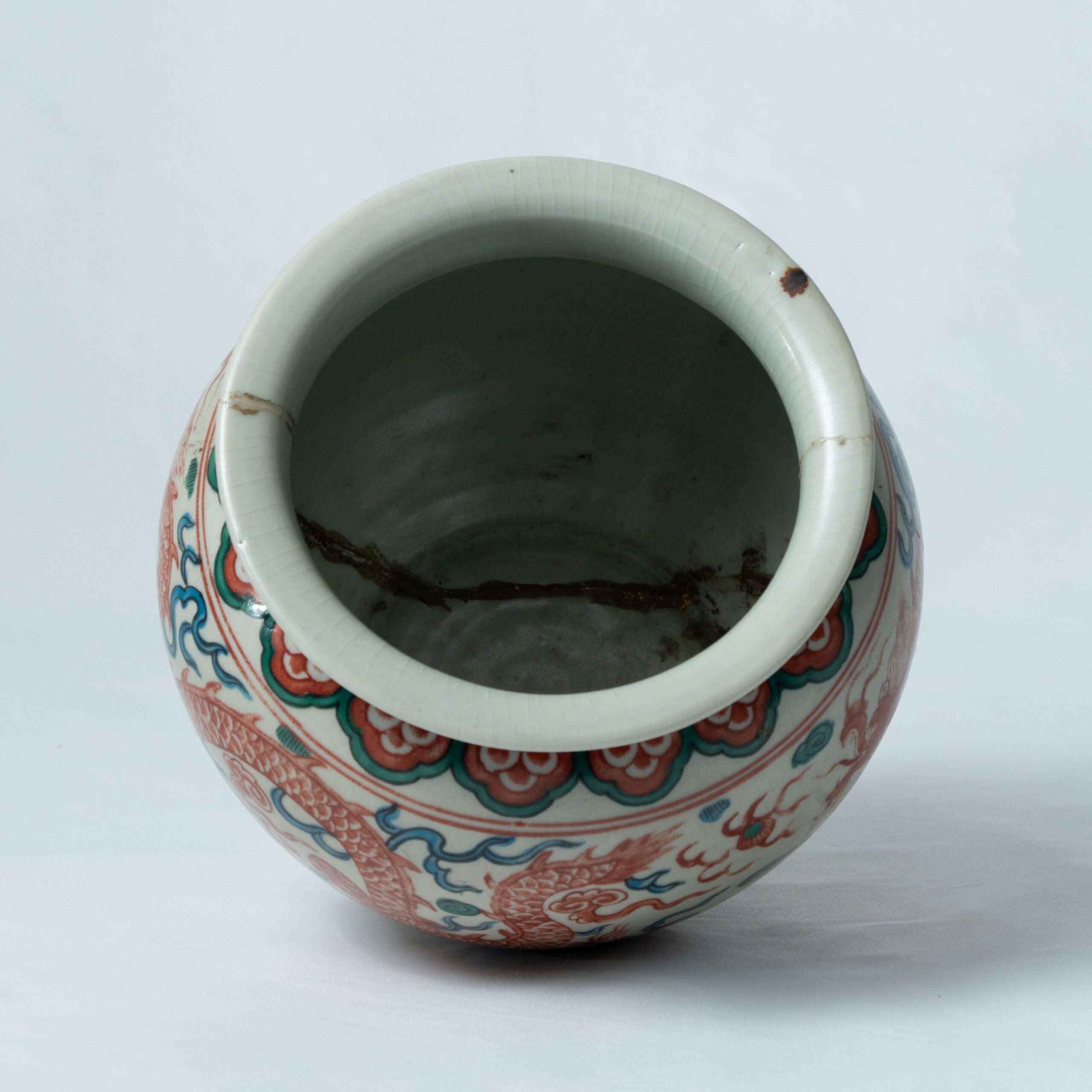 Lot 021 A RARE RED AND GREEN ENAMEL 'DRAGON' JAR
MING DYNASTY, MARK OF CHENGHUA - Image 4