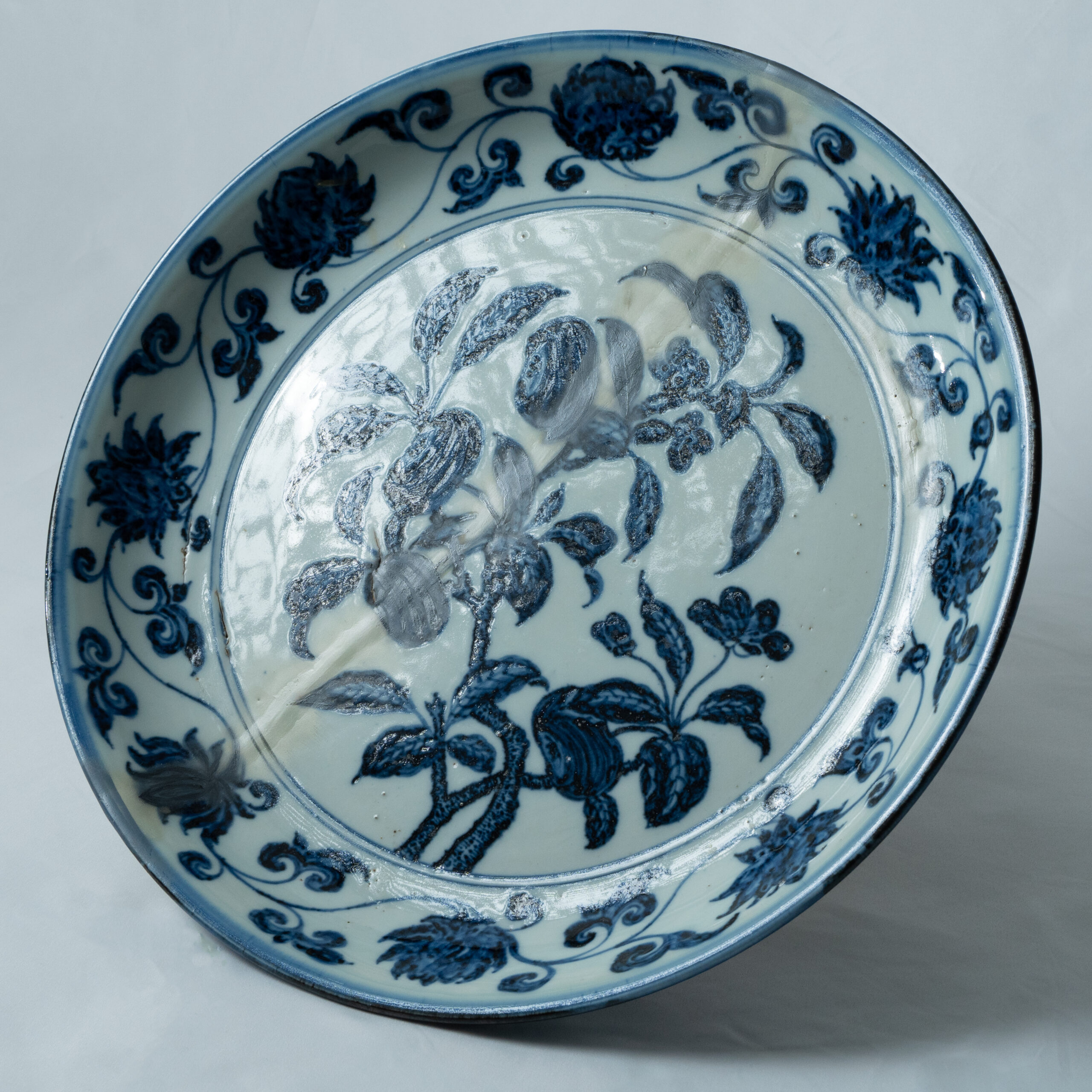 Lot 022 A RARE AND MAGNIFICENT LARGE BLUE AND WHITE 'GARDENIA' DISH
MARK AND PERIOD OF XUANDE - Image 2