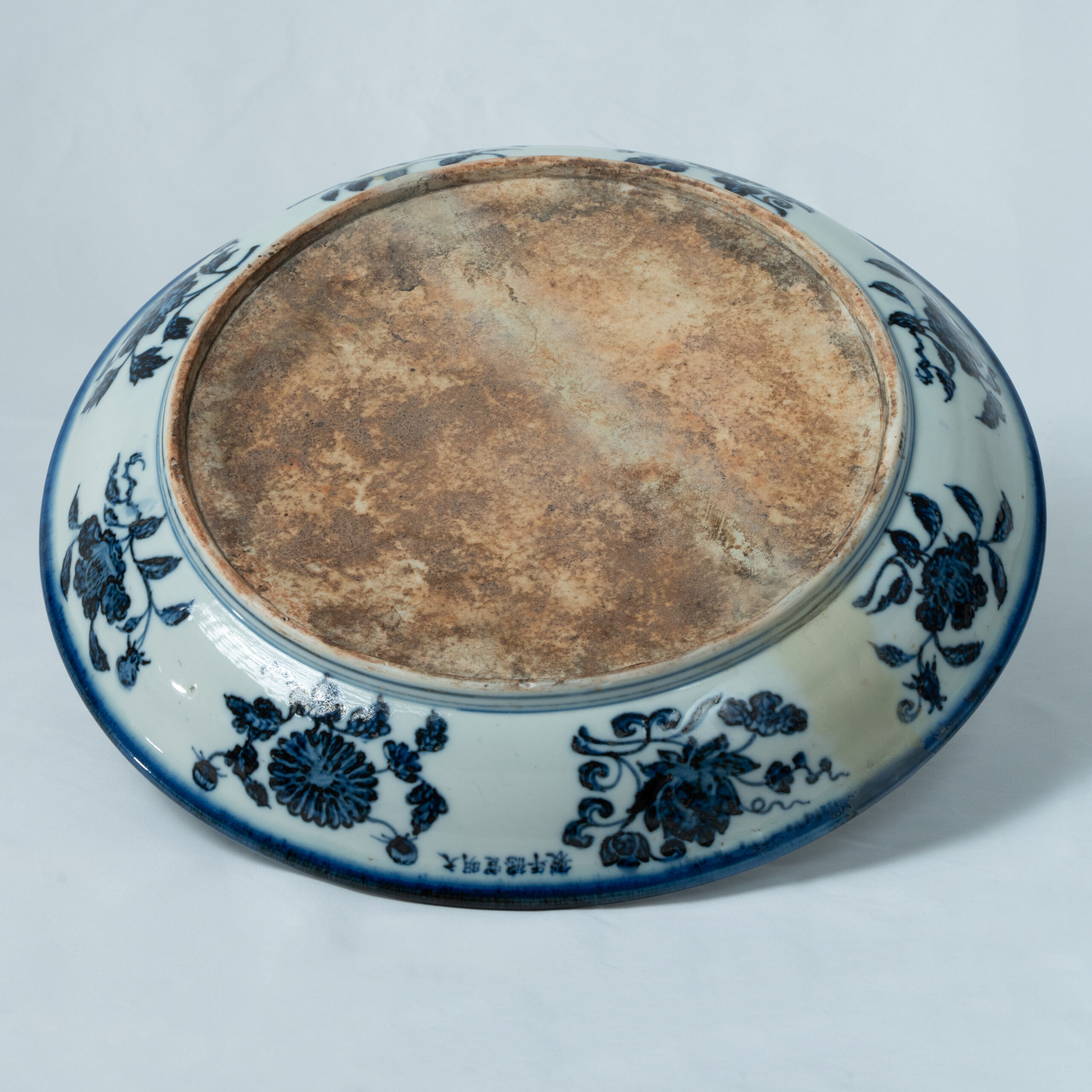 Lot 022 A RARE AND MAGNIFICENT LARGE BLUE AND WHITE 'GARDENIA' DISH
MARK AND PERIOD OF XUANDE - Image 3