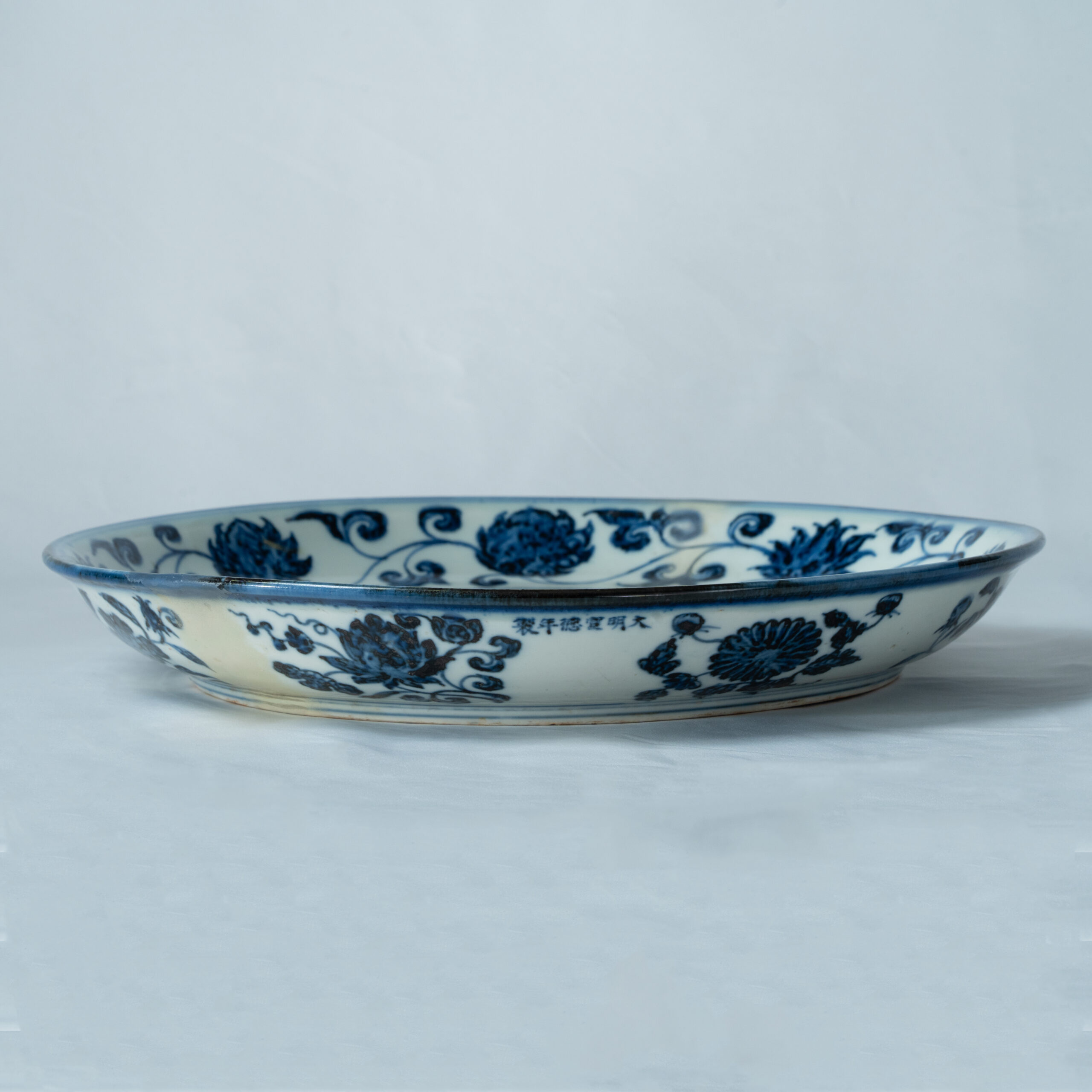 Lot 022 A RARE AND MAGNIFICENT LARGE BLUE AND WHITE 'GARDENIA' DISH
MARK AND PERIOD OF XUANDE - Image 5
