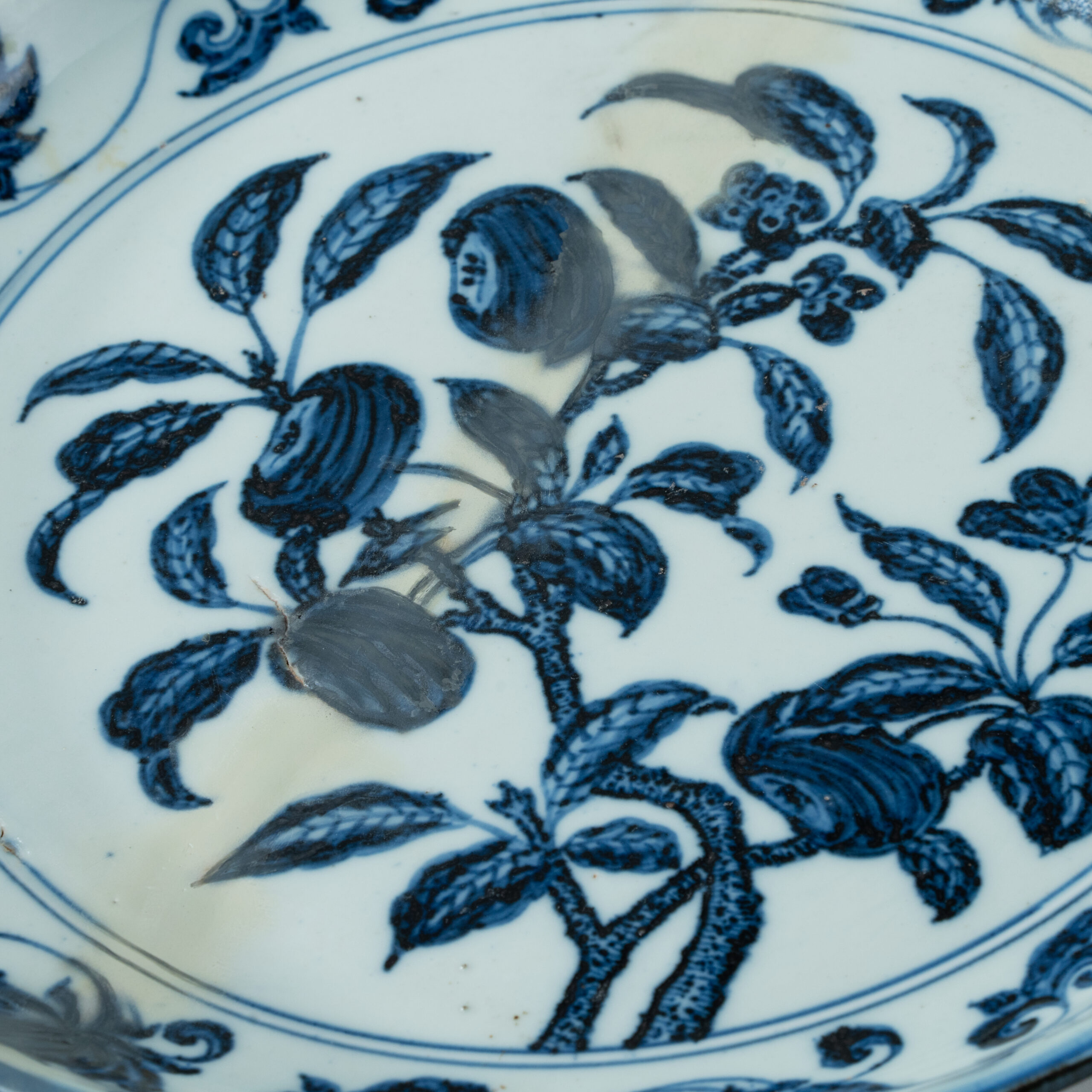 Lot 022 A RARE AND MAGNIFICENT LARGE BLUE AND WHITE 'GARDENIA' DISH
MARK AND PERIOD OF XUANDE - Image 6