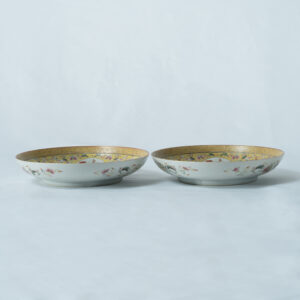Lot 024 A PAIR OF FAMILLE ROSE YELLOW-GROUND 'LONGEVITY' DISHES
MARK AND PERIOD OF TONGZHI