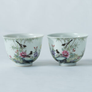 Lot 025 A PAIR OF FAMILLE-ROSE 'FLOWERS AND BIRDS' CUPS
LATE QING DYNASTY - REPUBLIC PERIOD
