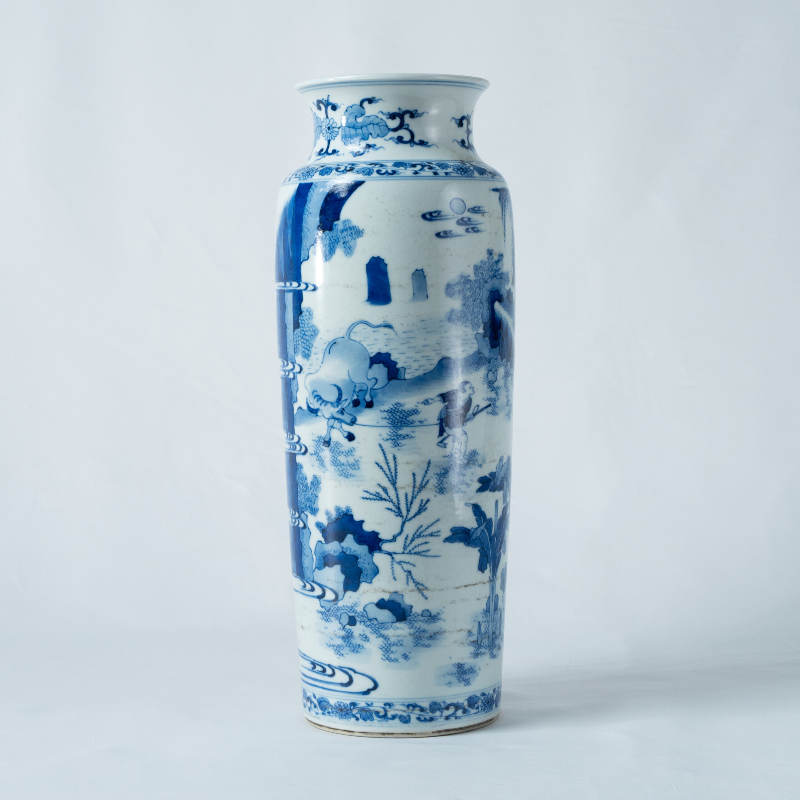 Lot 026 A BLUE AND WHITE 'BING JI WEN NIU' SLEEVE VASE - Image 4