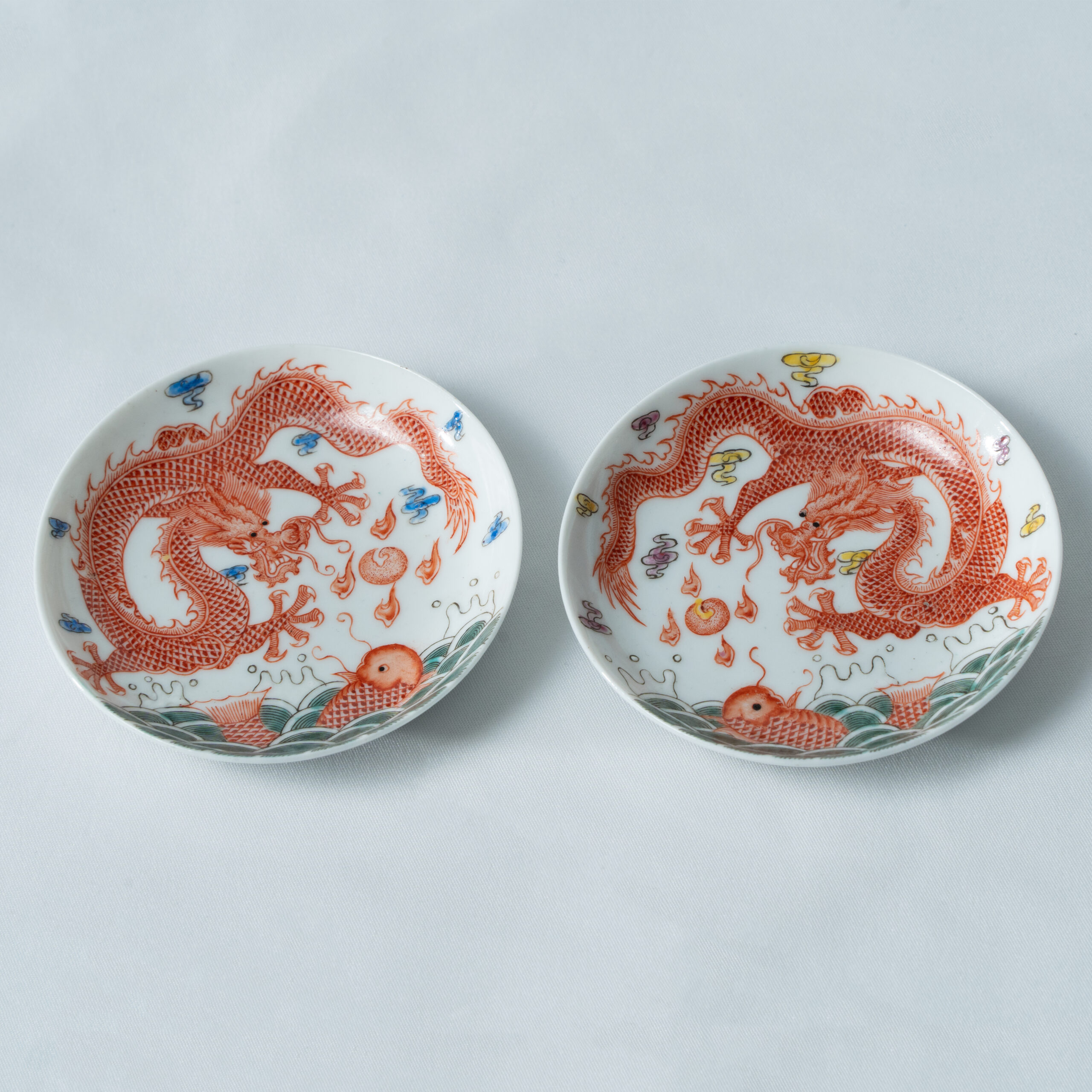 Lot 027 A PAIR OF IRON-RED AND MULTI-COLOR 'FISH LEAPING OVER THE DRAGON GATE' SAUCERS
GUANGXU PERIOD, QING DYNASTY