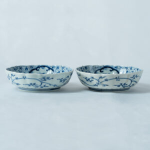 Lot 028 A PAIR OF BLUE AND WHITE 'FLORAL' FOLIATE-RIM DISHES
QING DYNASTY