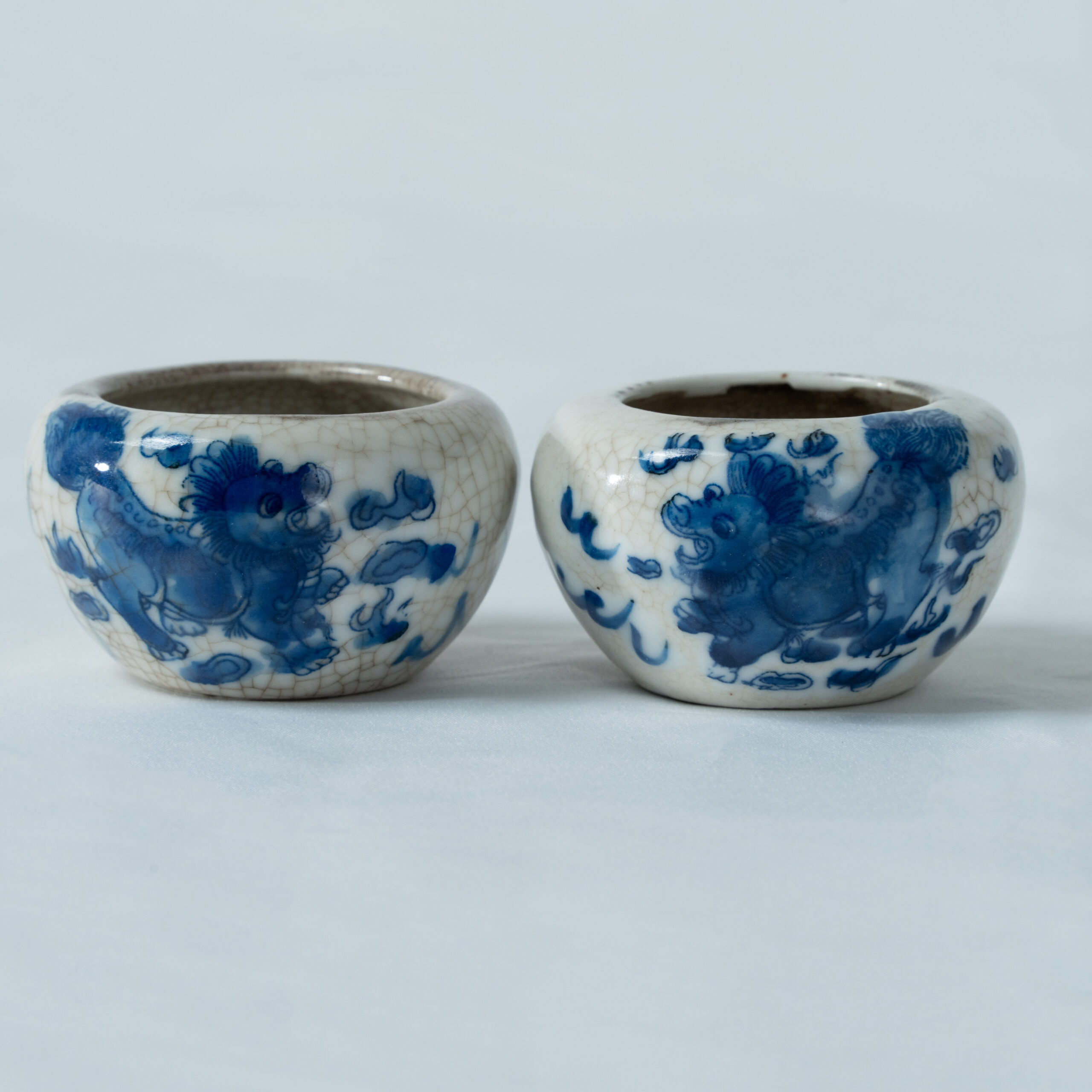 Lot 029 A PAIR OF CHINESE BLUE AND WHITE 'BUDDHIST LIONS' CRACKLE-GLAZED WATER POTS
QING DYNASTY - Image 3