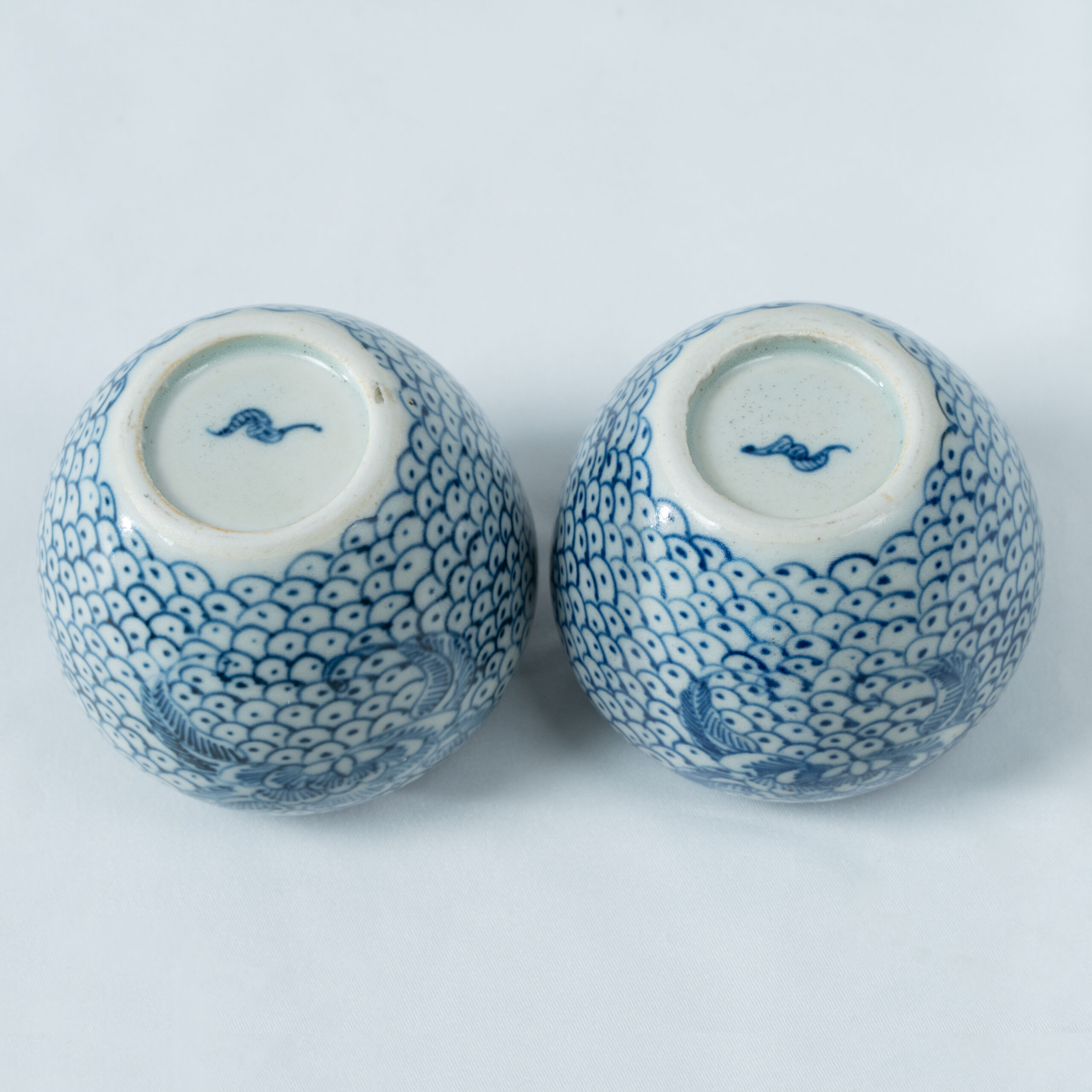 Lot 030 A PAIR OF BLUE AND WHITE 'PHOENIX AND PEONY' WATER POTS
QING DYNASTY, KANGXI PERIOD OR LATER - Image 2