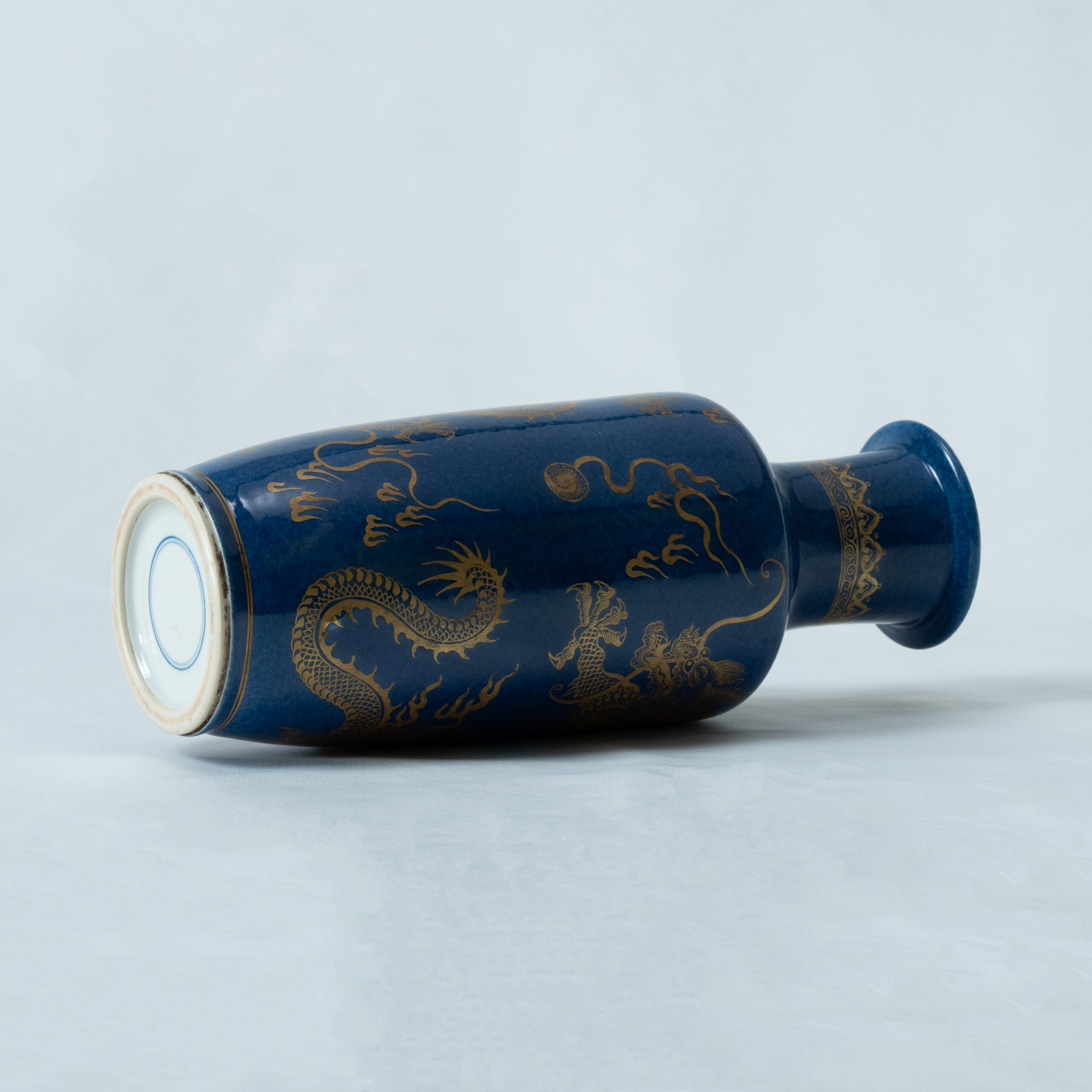 Lot 033 A POWDER-BLUE GLAZED AND GILT-DECORATED 'DRAGON' CLUB-SHAPED VASE
QING DYNASTY - Image 4