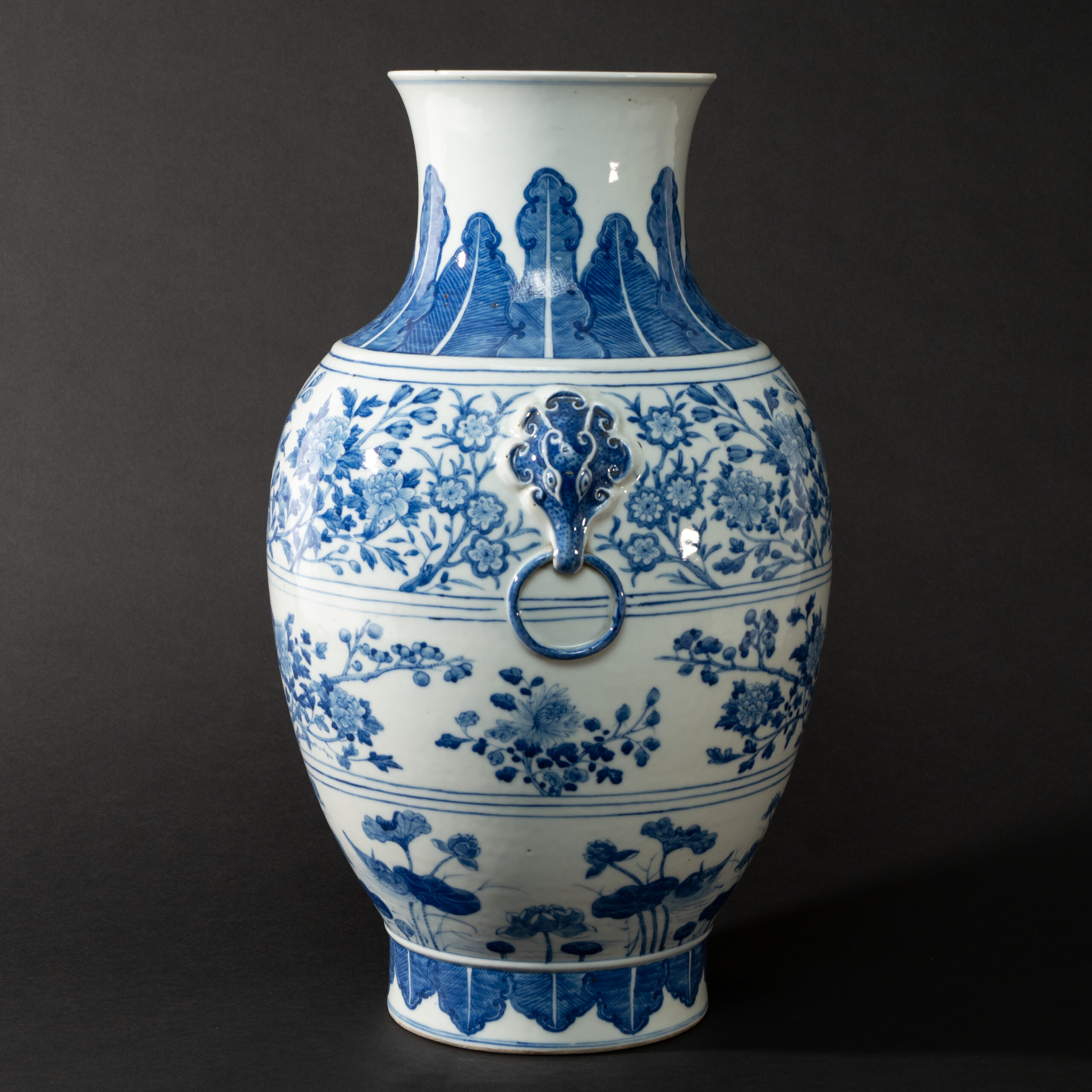 Lot 037 A MAGNIFICENT AND LARGE BLUE AND WHITE 'LOTUS' VASE (HU)
QING DYNASTY, QIANLONG PERIOD - Image 3
