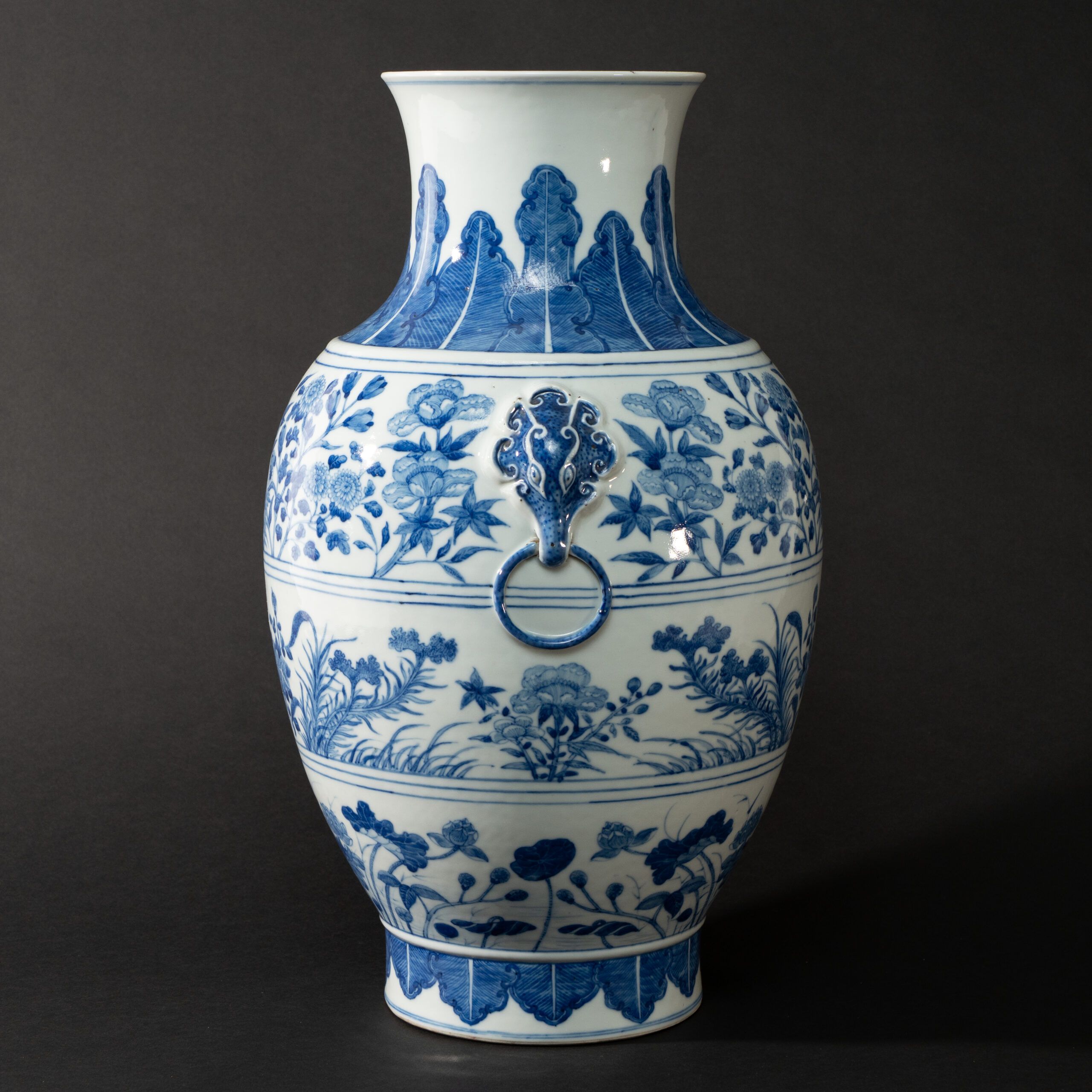 Lot 037 A MAGNIFICENT AND LARGE BLUE AND WHITE 'LOTUS' VASE (HU)
QING DYNASTY, QIANLONG PERIOD - Image 4