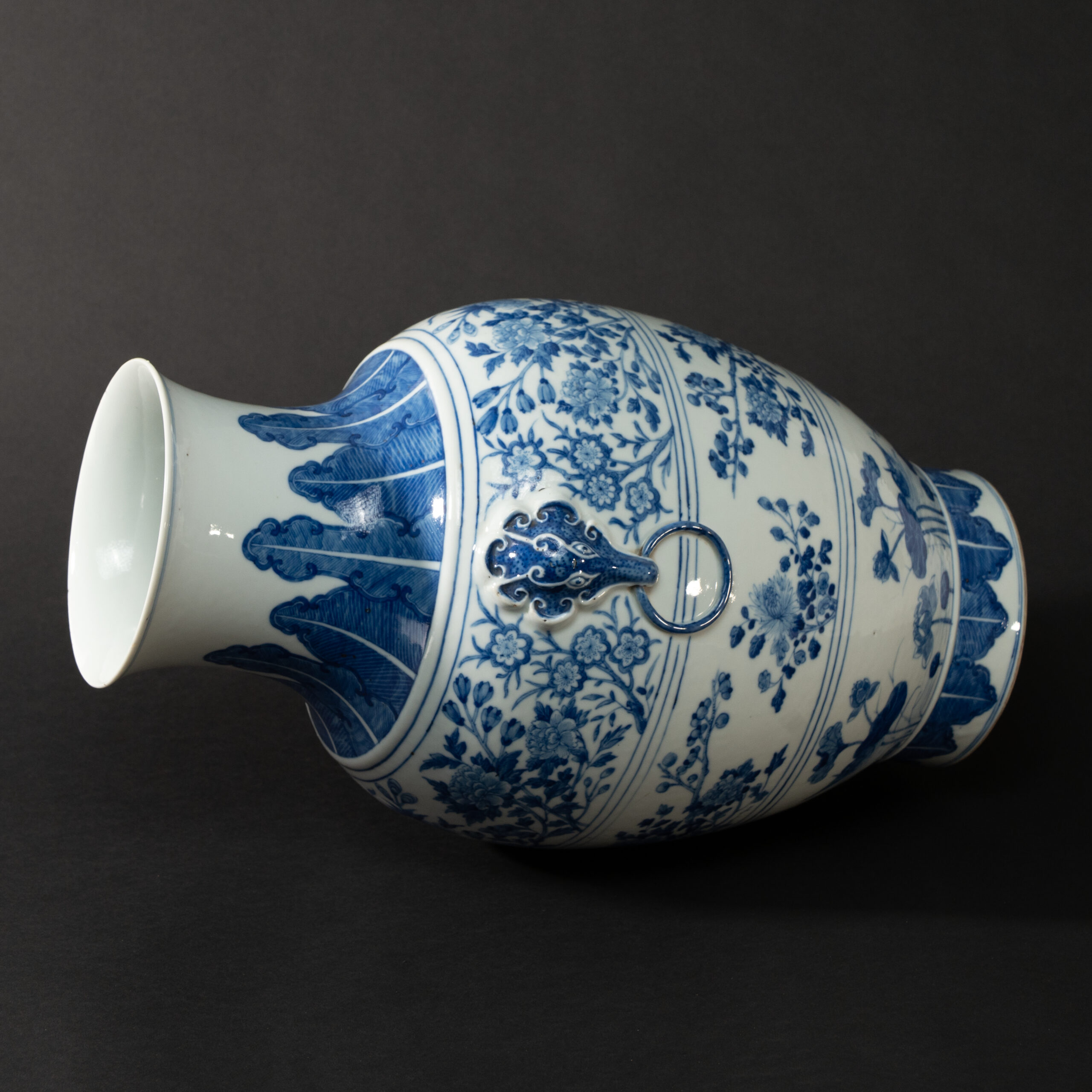 Lot 037 A MAGNIFICENT AND LARGE BLUE AND WHITE 'LOTUS' VASE (HU)
QING DYNASTY, QIANLONG PERIOD - Image 5