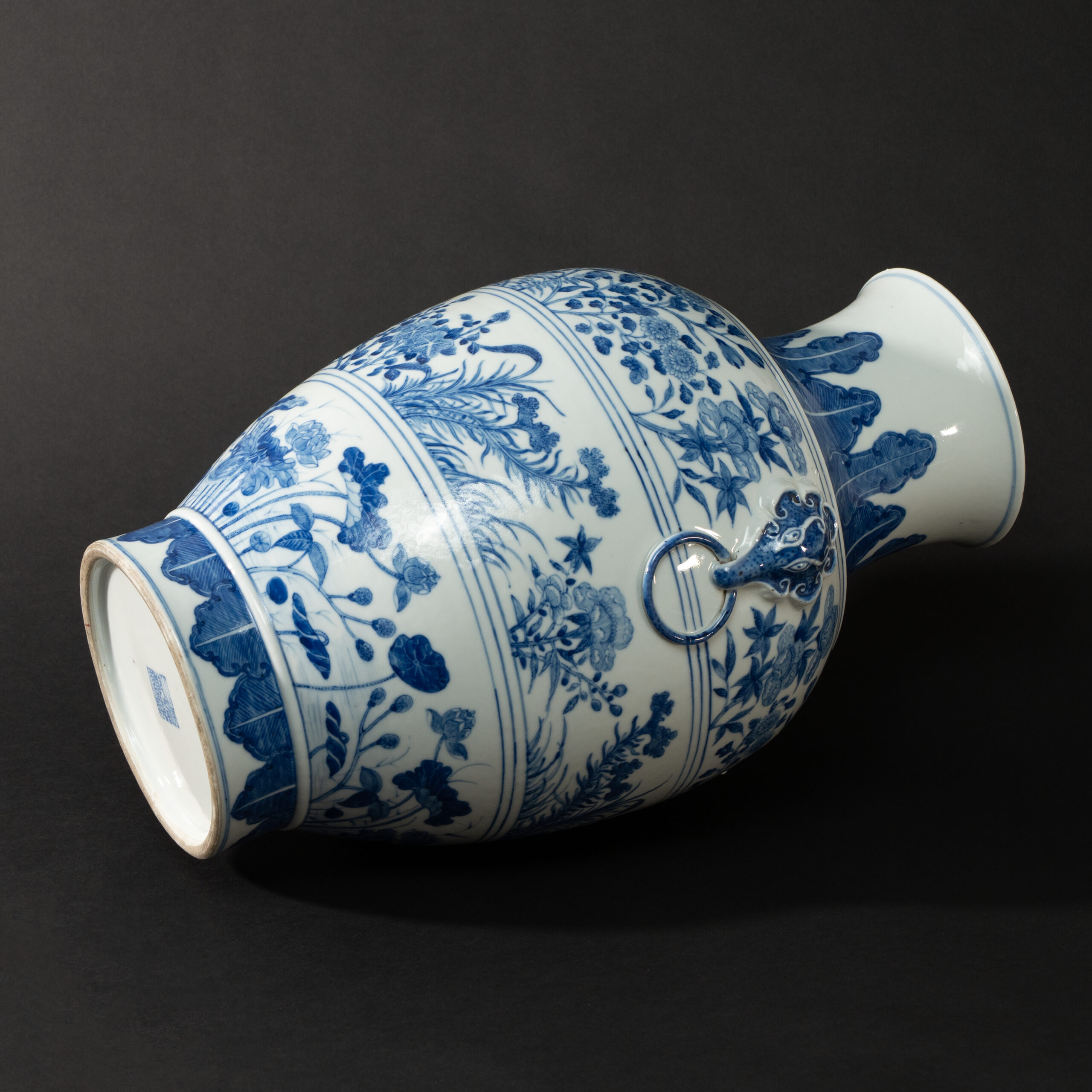 Lot 037 A MAGNIFICENT AND LARGE BLUE AND WHITE 'LOTUS' VASE (HU)
QING DYNASTY, QIANLONG PERIOD - Image 6