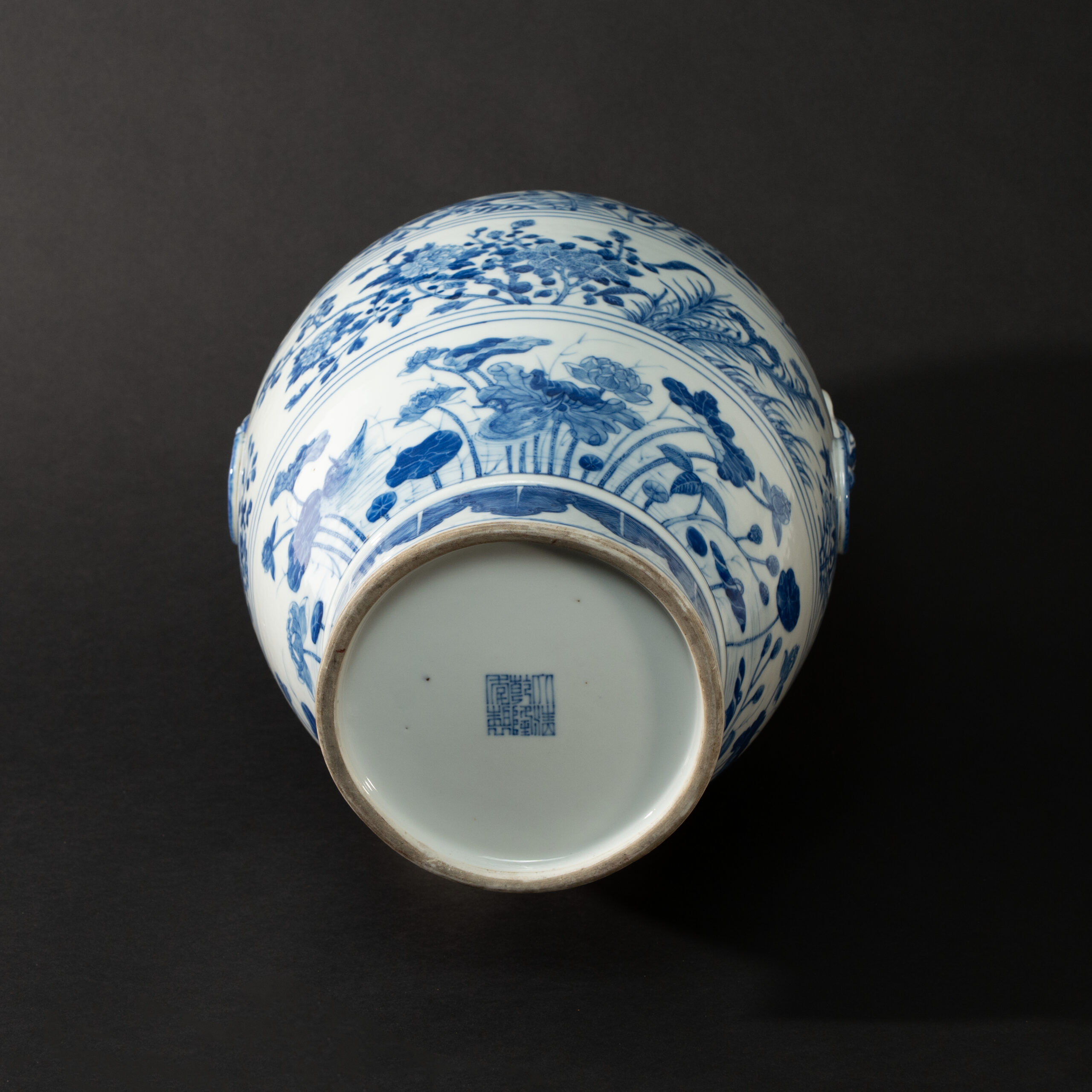 Lot 037 A MAGNIFICENT AND LARGE BLUE AND WHITE 'LOTUS' VASE (HU)
QING DYNASTY, QIANLONG PERIOD - Image 7