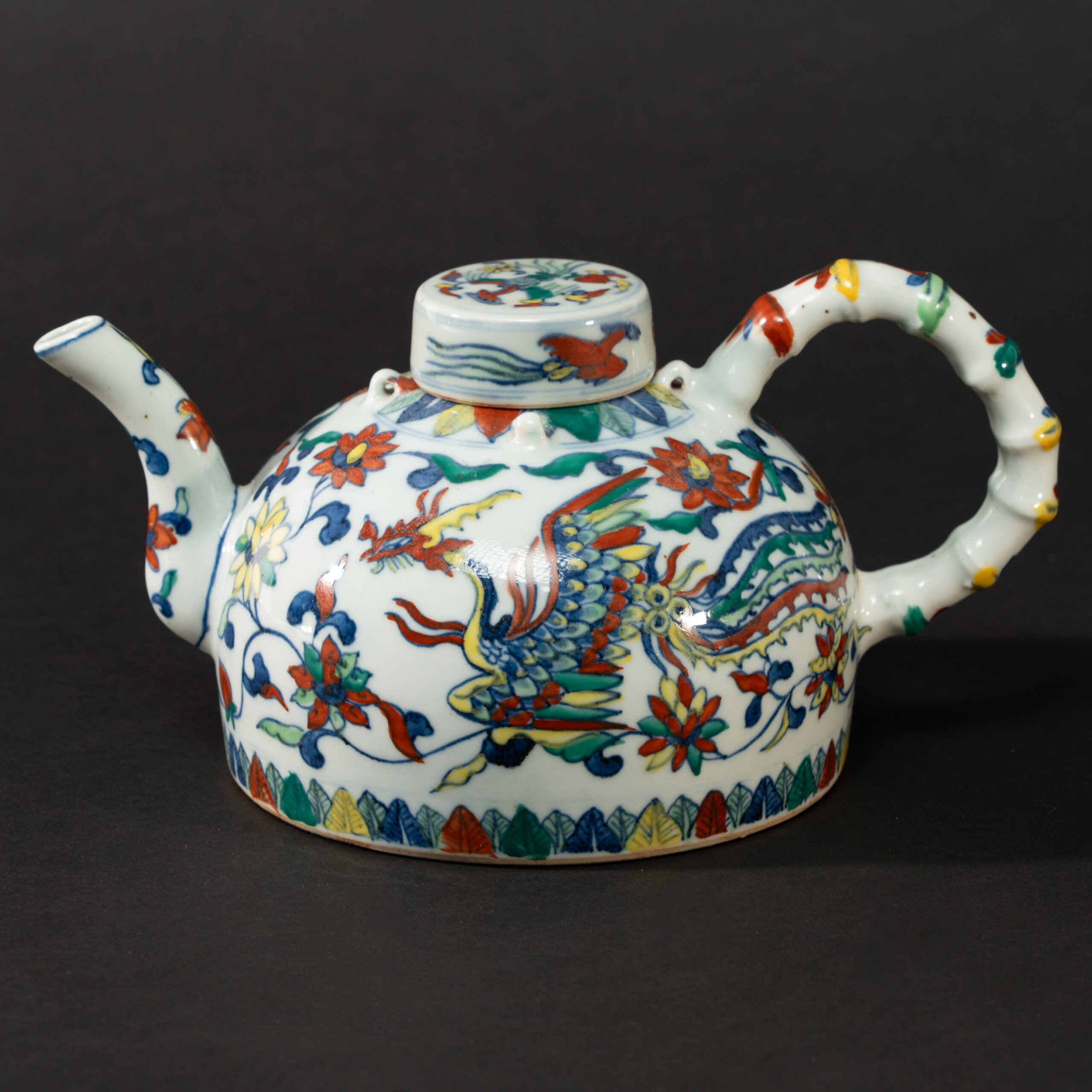 Lot 039 A WUCAI 'DRAGON AND PHOENIX' BAMBOO-STYLE EWER
20TH CENTURY