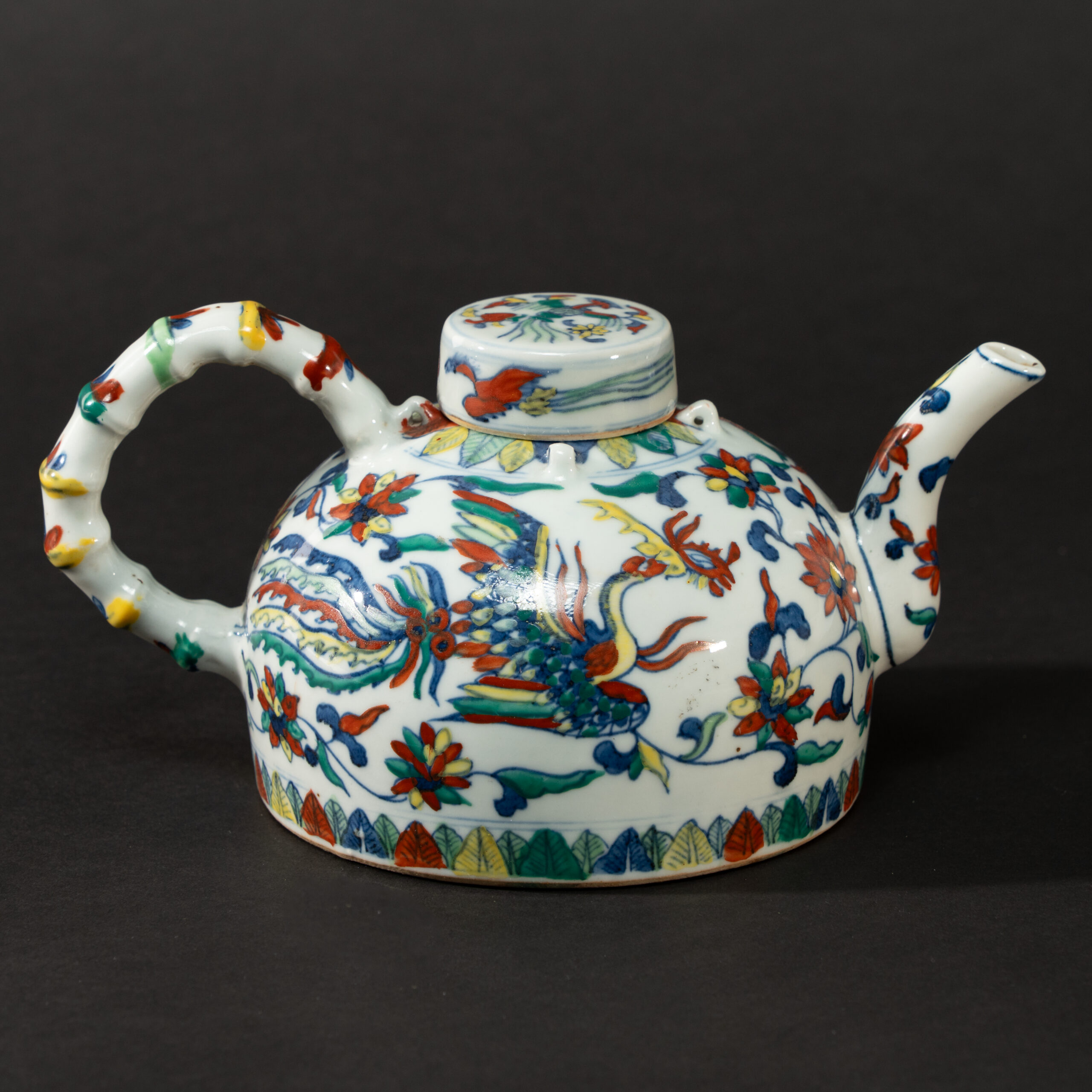Lot 039 A WUCAI 'DRAGON AND PHOENIX' BAMBOO-STYLE EWER
20TH CENTURY - Image 2