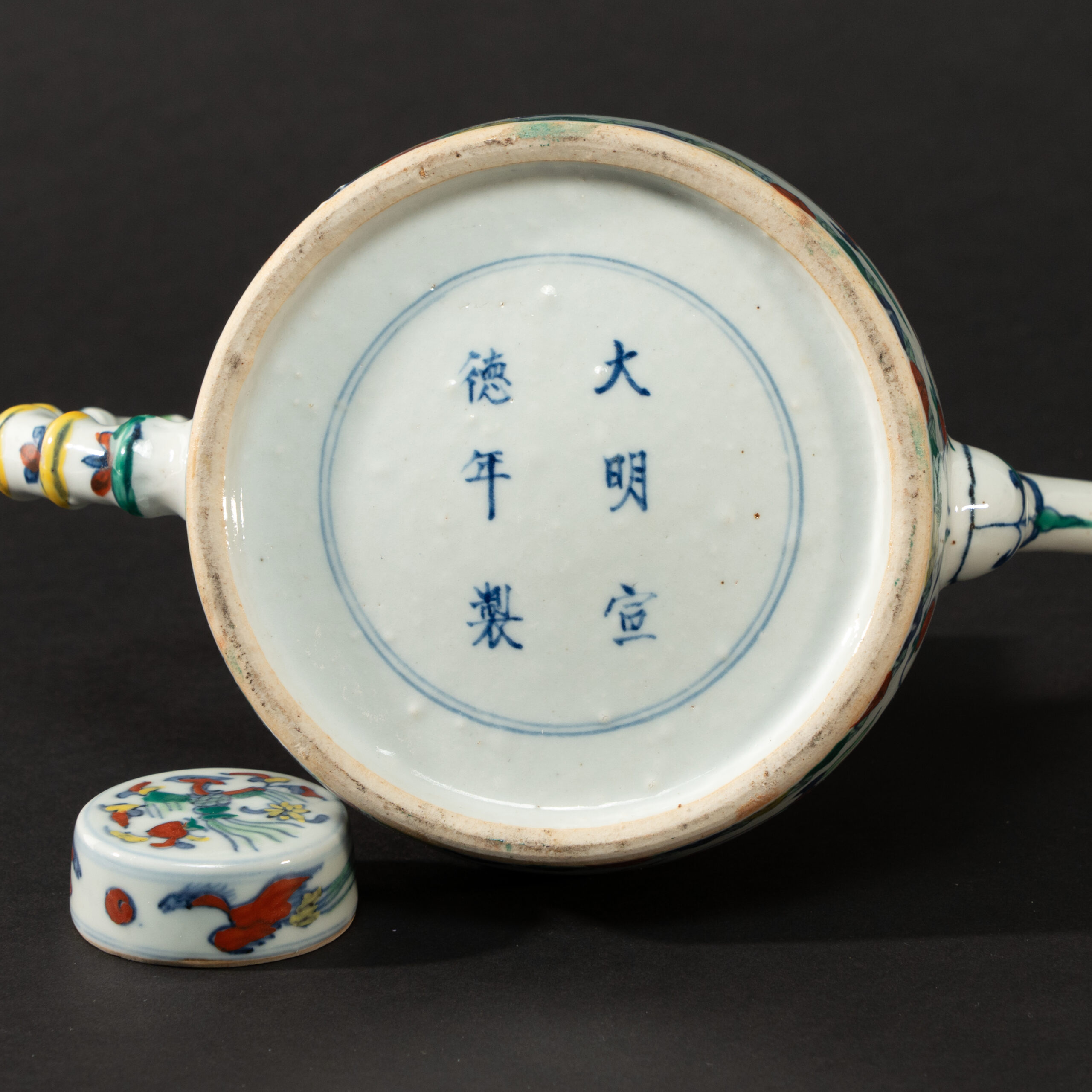 Lot 039 A WUCAI 'DRAGON AND PHOENIX' BAMBOO-STYLE EWER
20TH CENTURY - Image 3