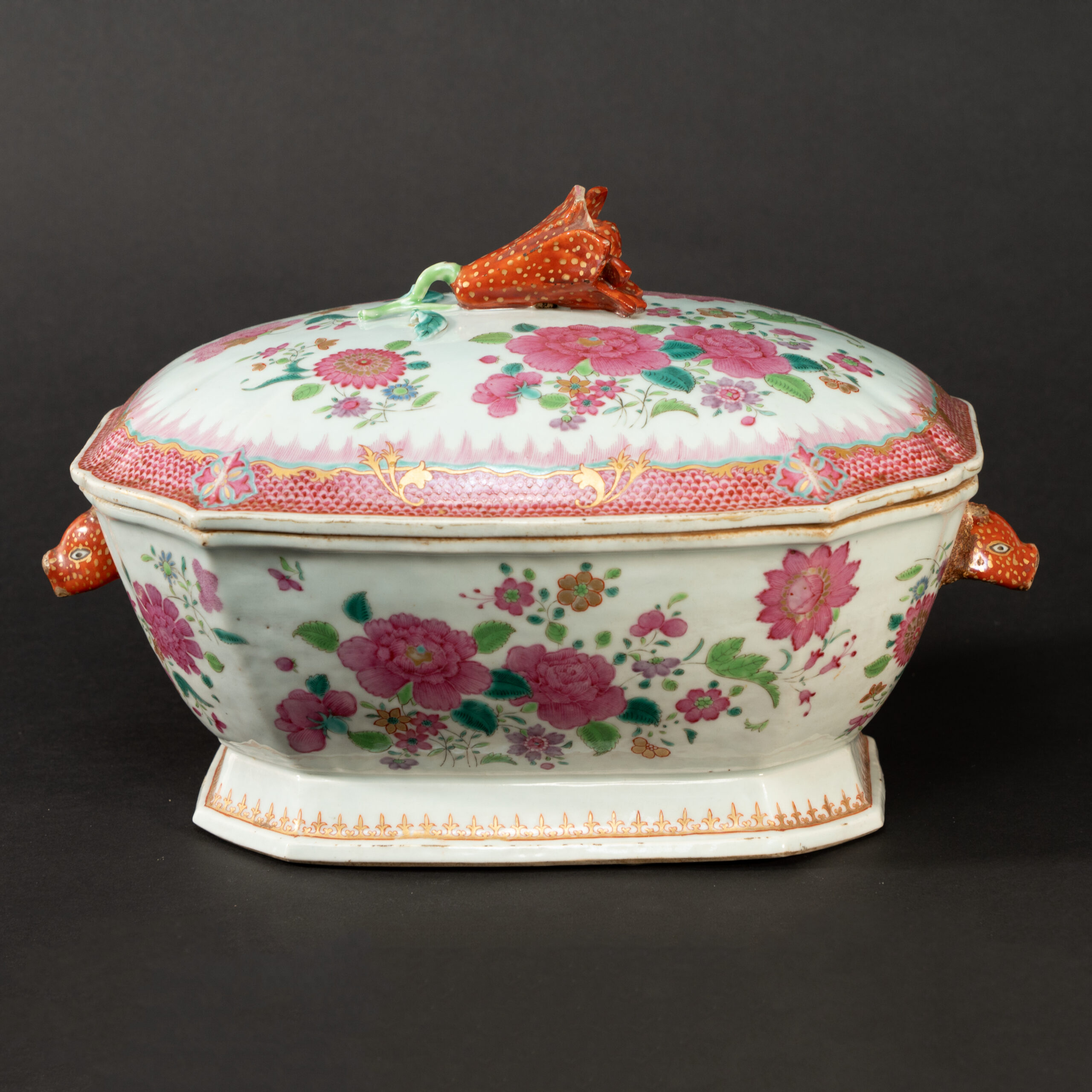 Lot 040 A RARE AND MAGNIFICENT FAMILLE-ROSE 'FLOWERS' RECTANGULAR SOUP TUREEN AND COVER
QING DYNASTY, QIANLONG PERIOD - Image 2