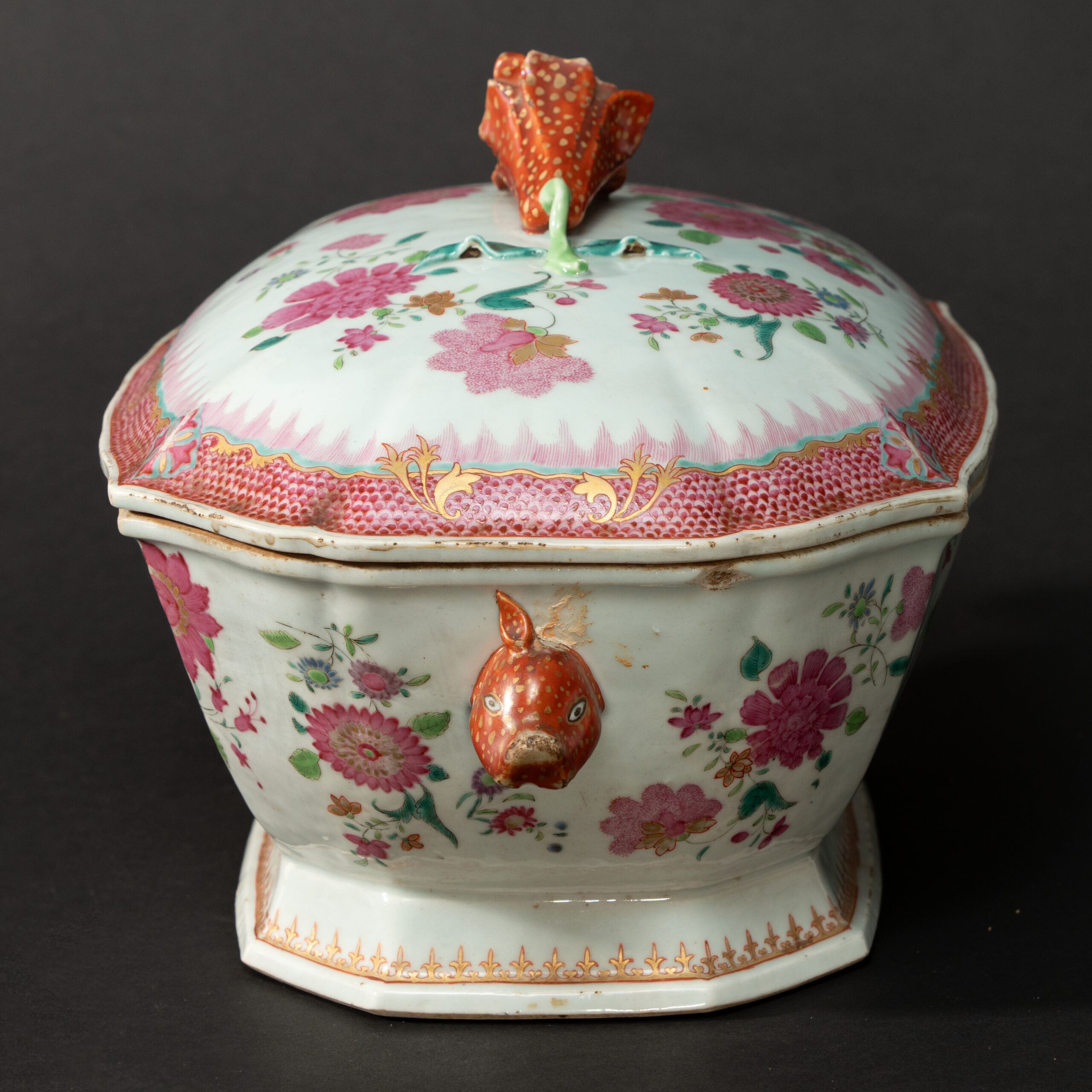 Lot 040 A RARE AND MAGNIFICENT FAMILLE-ROSE 'FLOWERS' RECTANGULAR SOUP TUREEN AND COVER
QING DYNASTY, QIANLONG PERIOD - Image 3