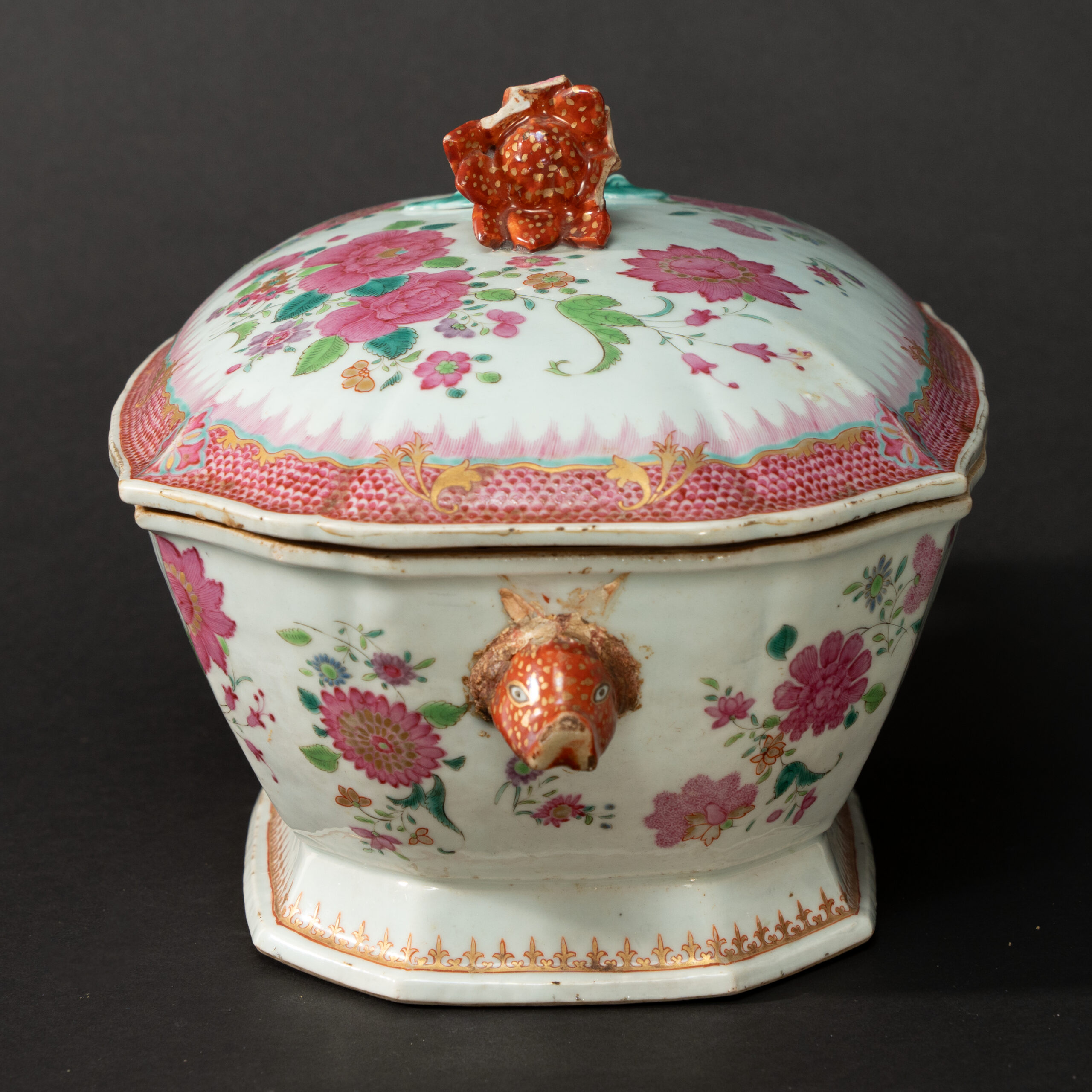 Lot 040 A RARE AND MAGNIFICENT FAMILLE-ROSE 'FLOWERS' RECTANGULAR SOUP TUREEN AND COVER
QING DYNASTY, QIANLONG PERIOD - Image 4