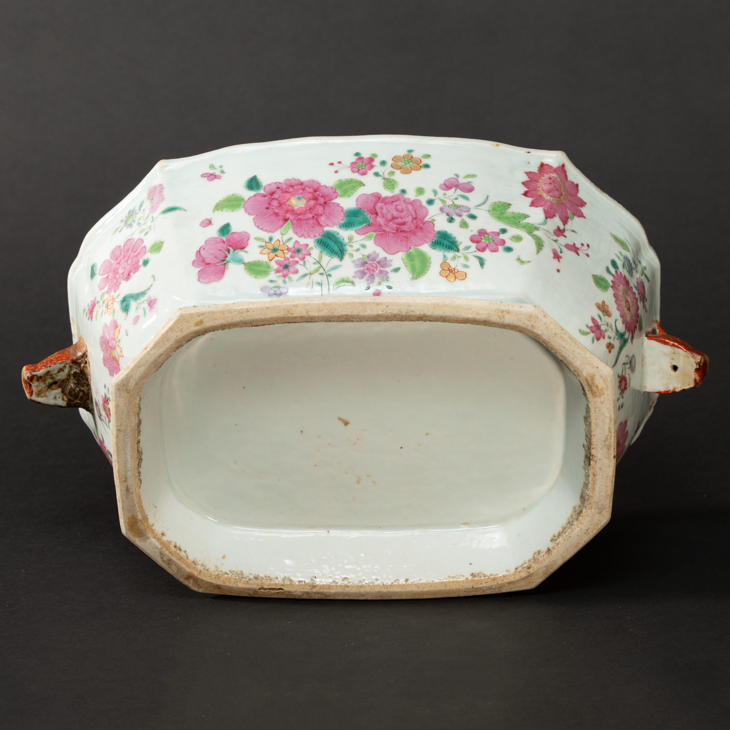 Lot 040 A RARE AND MAGNIFICENT FAMILLE-ROSE 'FLOWERS' RECTANGULAR SOUP TUREEN AND COVER
QING DYNASTY, QIANLONG PERIOD - Image 5