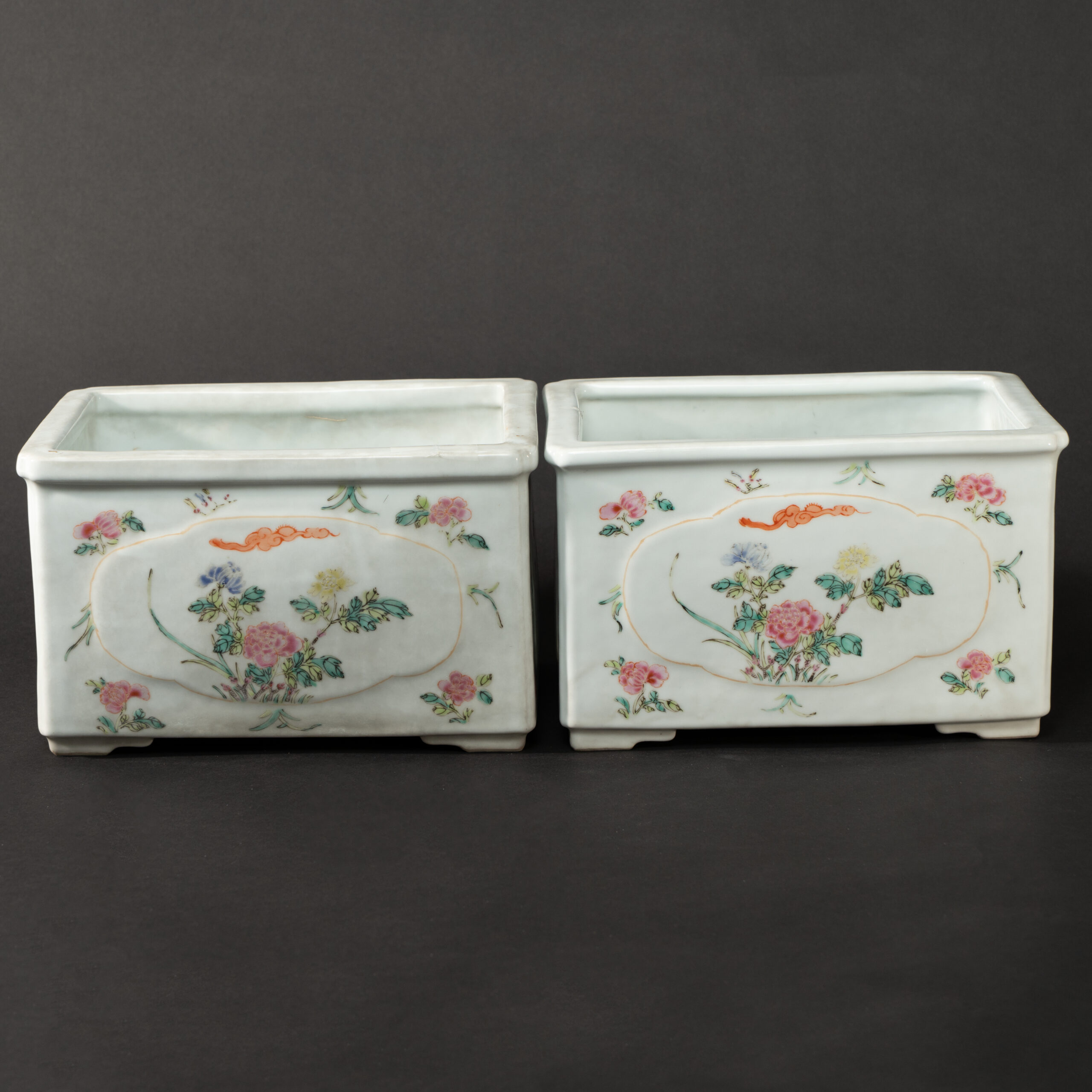 Lot 041 A PAIR OF FAMILLE-ROSE 'FLOWERS' RECTANGULAR FLOWERPOTS
LATE QING DYNASTY – REPUBLIC PERIOD - Image 2