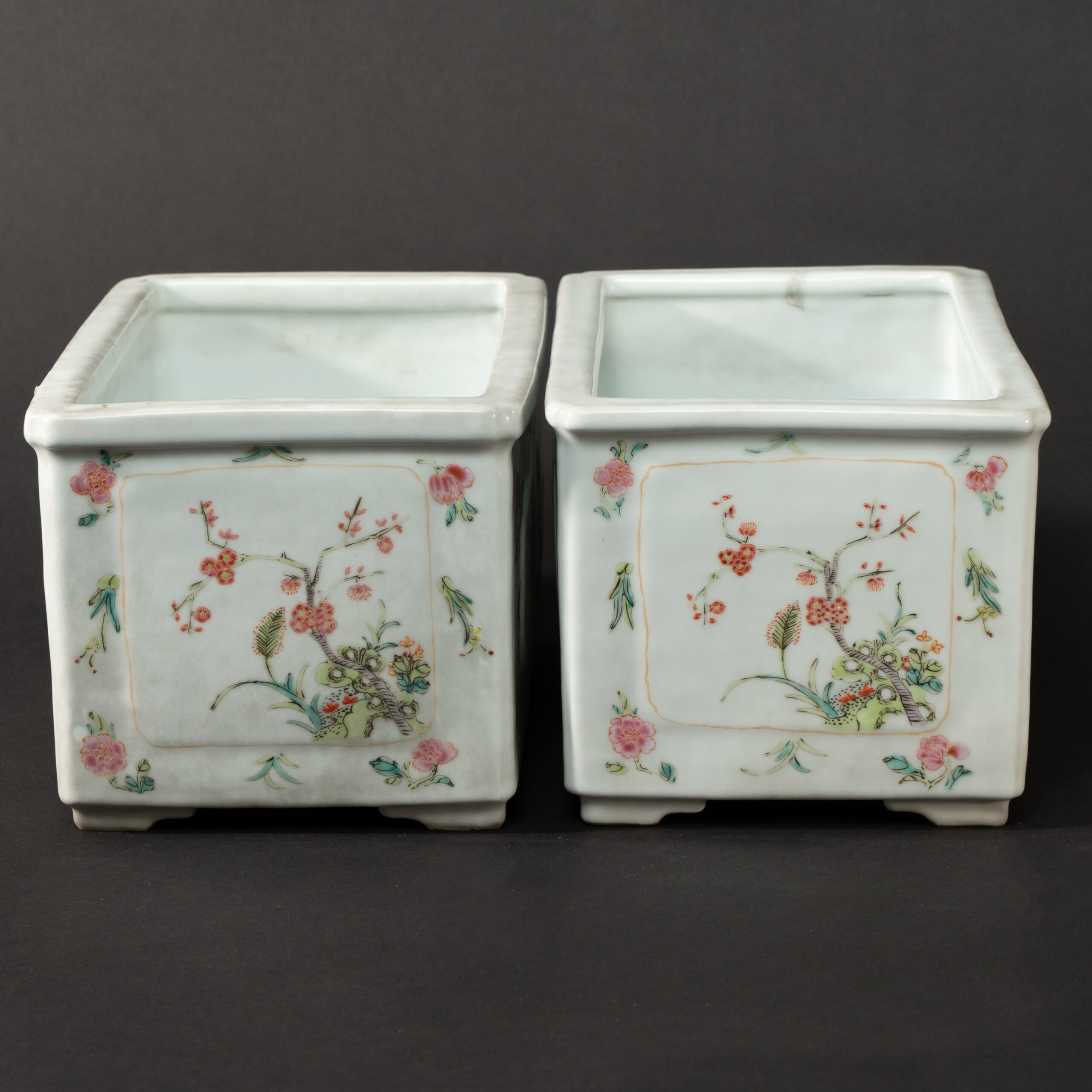 Lot 041 A PAIR OF FAMILLE-ROSE 'FLOWERS' RECTANGULAR FLOWERPOTS
LATE QING DYNASTY – REPUBLIC PERIOD - Image 3