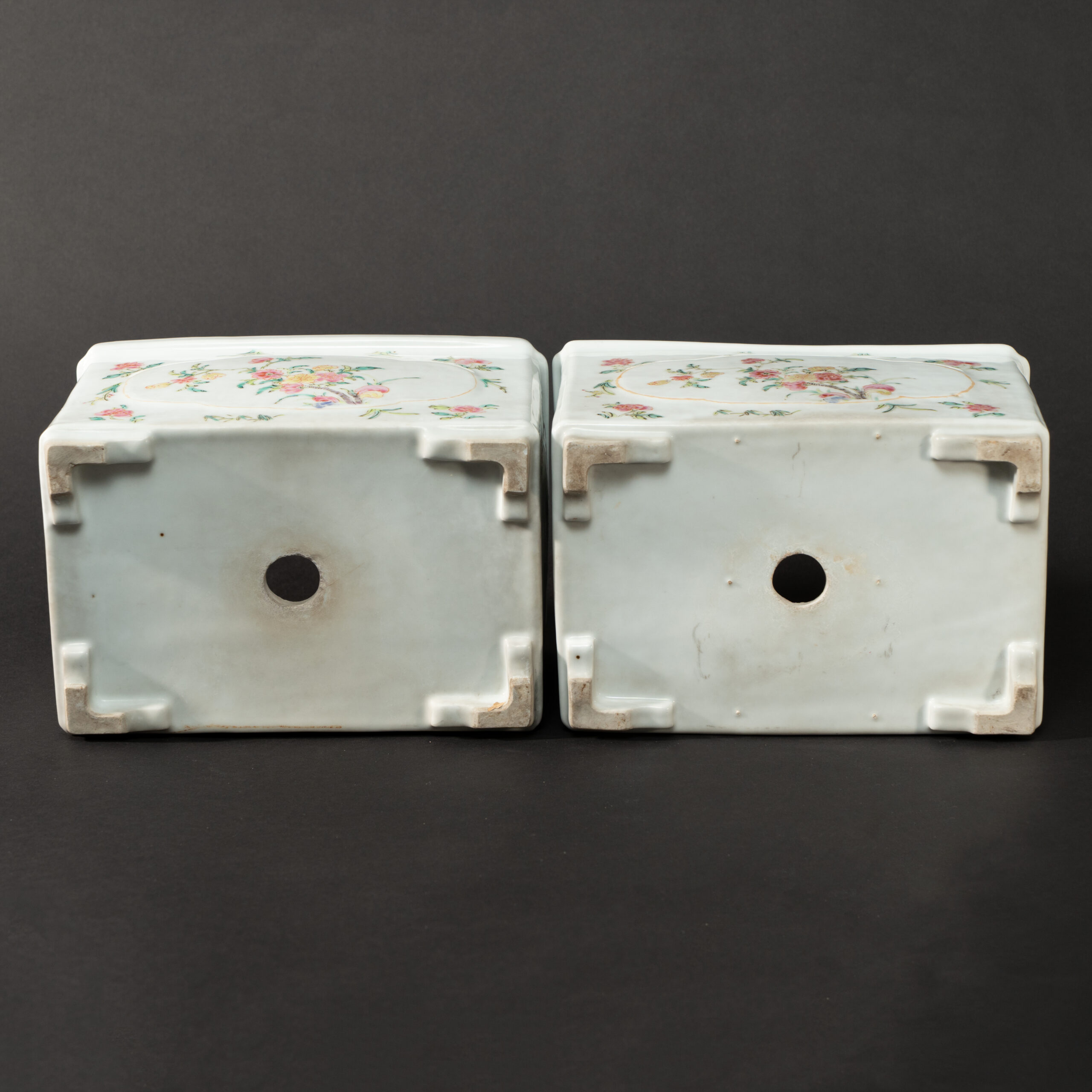 Lot 041 A PAIR OF FAMILLE-ROSE 'FLOWERS' RECTANGULAR FLOWERPOTS
LATE QING DYNASTY – REPUBLIC PERIOD - Image 4