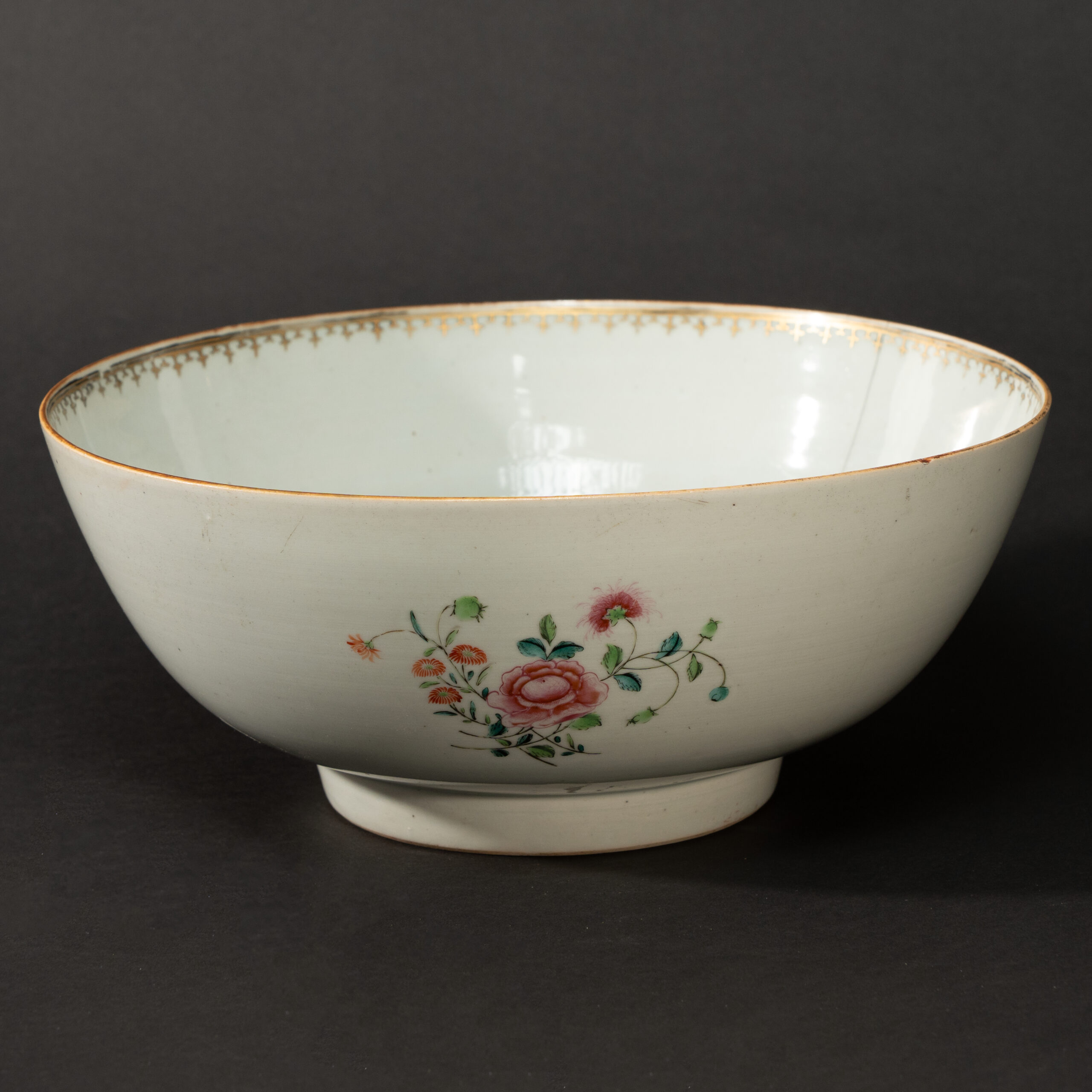 Lot 042 A MAGNIFICENT AND RARE LARGE FAMILLE-ROSE 'ARMORIAL' PUNCH BOWL
QING DYNASTY, QIANLONG PERIOD - Image 2