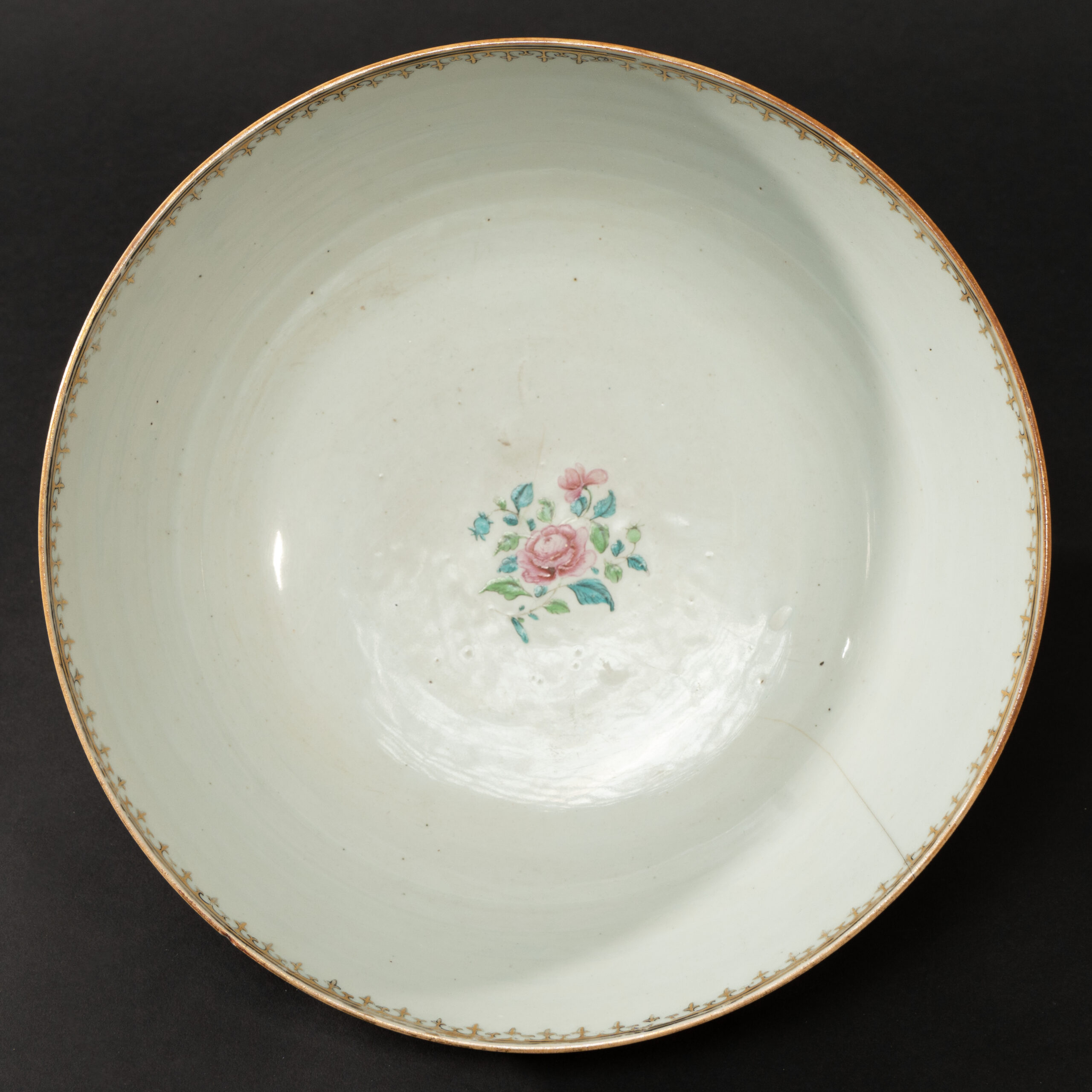 Lot 042 A MAGNIFICENT AND RARE LARGE FAMILLE-ROSE 'ARMORIAL' PUNCH BOWL
QING DYNASTY, QIANLONG PERIOD - Image 3