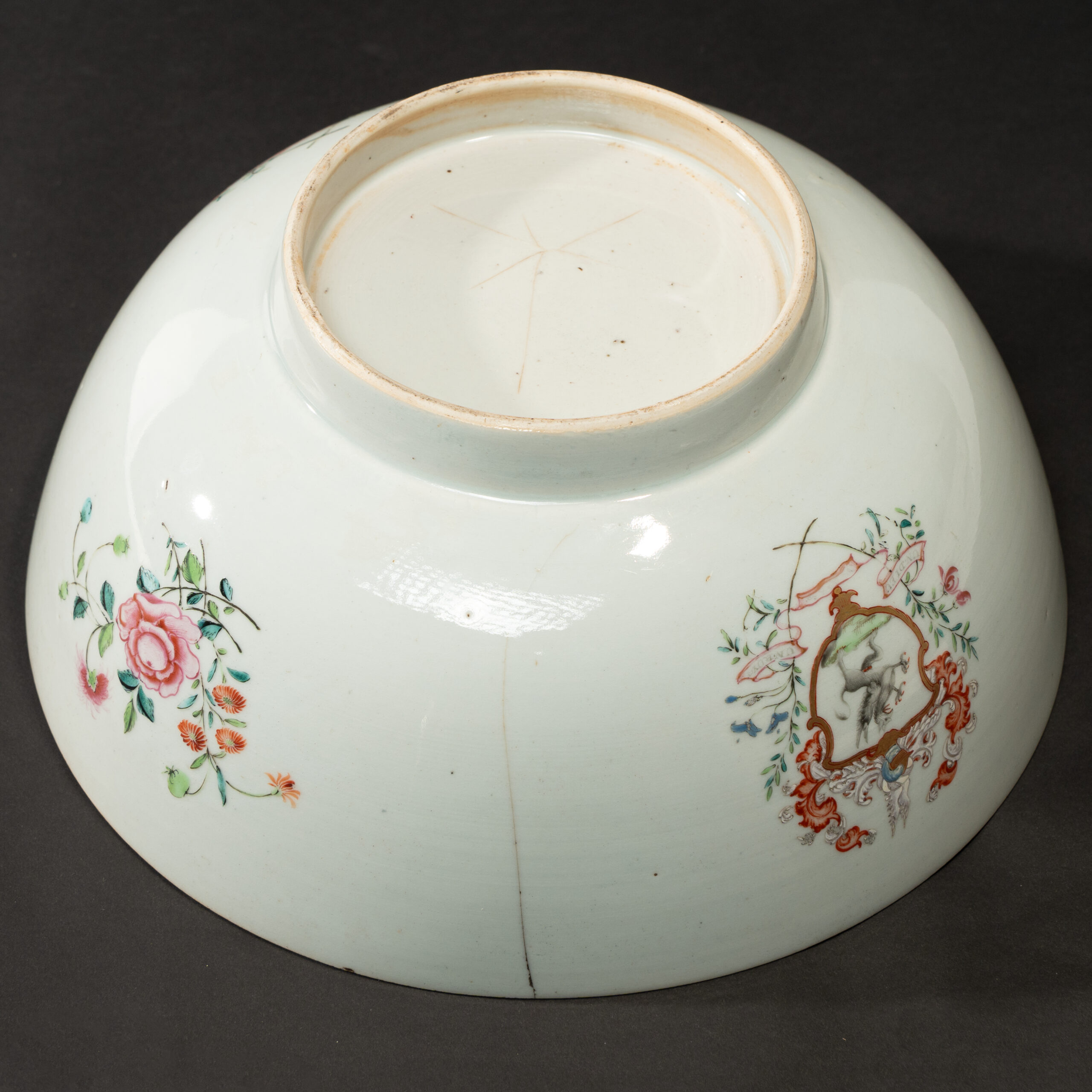 Lot 042 A MAGNIFICENT AND RARE LARGE FAMILLE-ROSE 'ARMORIAL' PUNCH BOWL
QING DYNASTY, QIANLONG PERIOD - Image 4