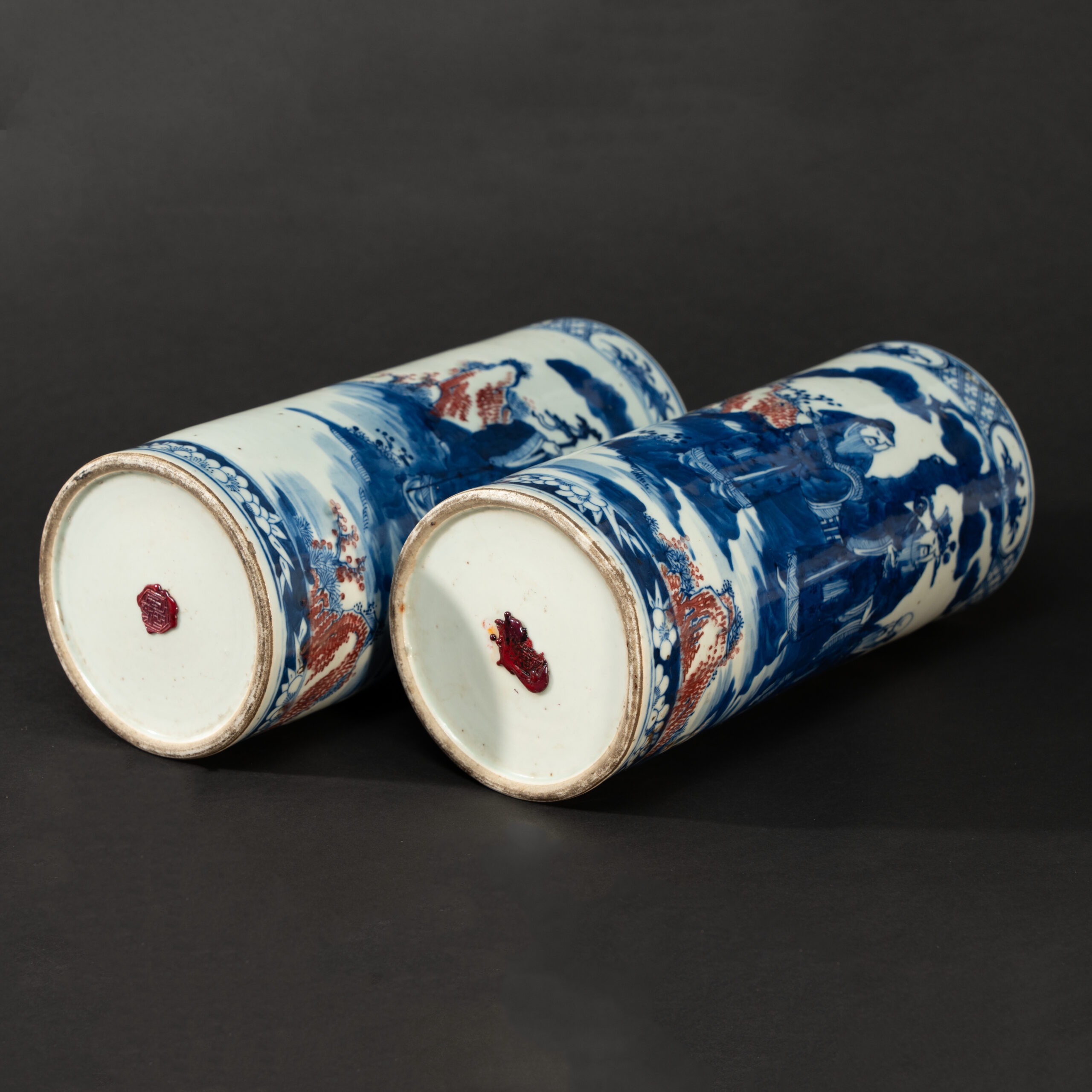 Lot 045 A PAIR OF BLUE AND WHITE AND UNDERGLAZE-RED 'FIGURES' HAT STANDS
LATE QING DYNASTY – REPUBLIC PERIOD - Image 3