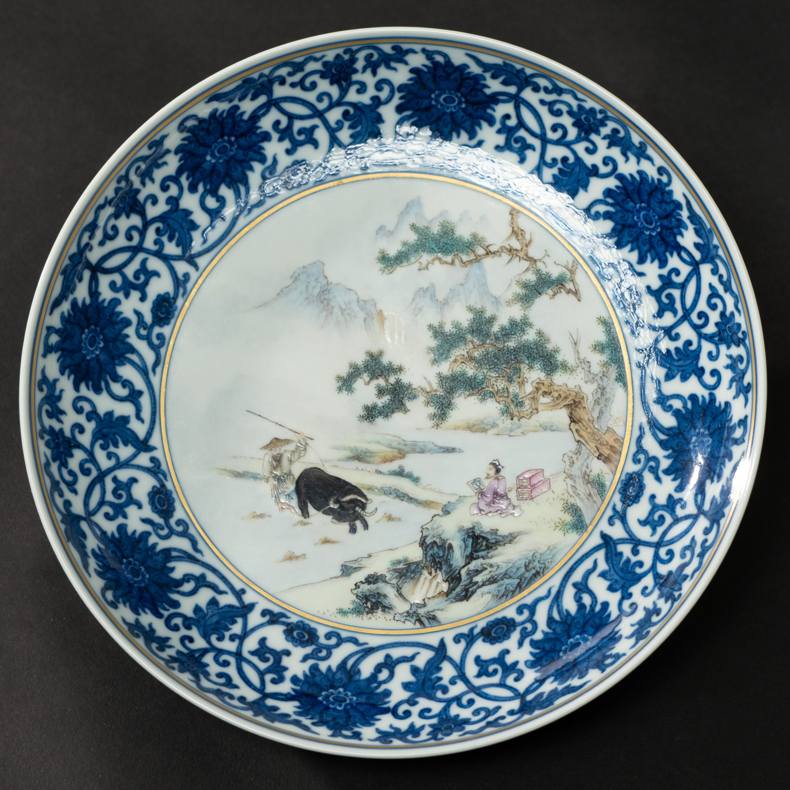Lot 046 A BLUE AND WHITE AND FAMILLE-ROSE 'BOY AND BUFFALO' DISH
20TH CENTURY, QIANLONG MARK - Image 2
