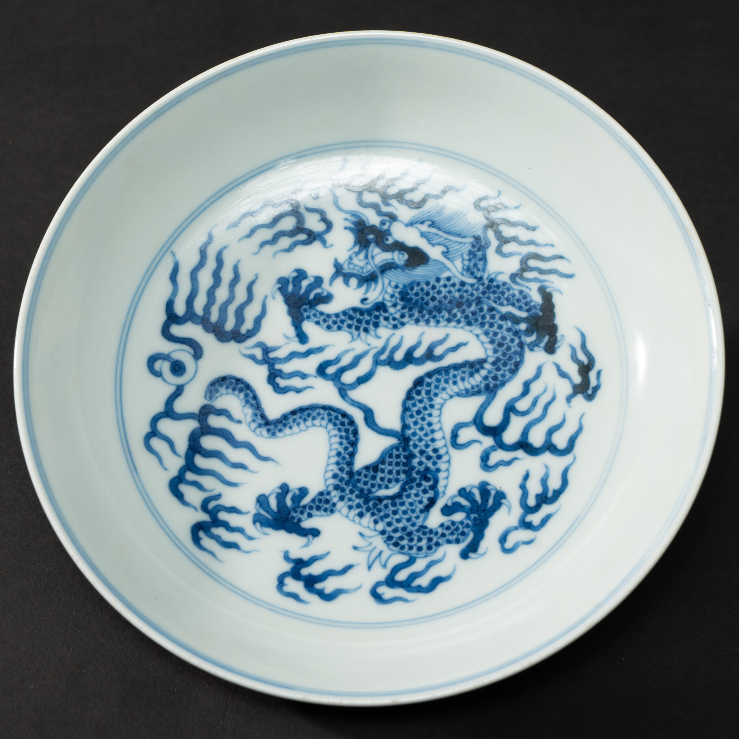 Lot 047 A BLUE AND WHITE 'DRAGON' DISH
20TH CENTURY, GUANGXU MARK - Image 2