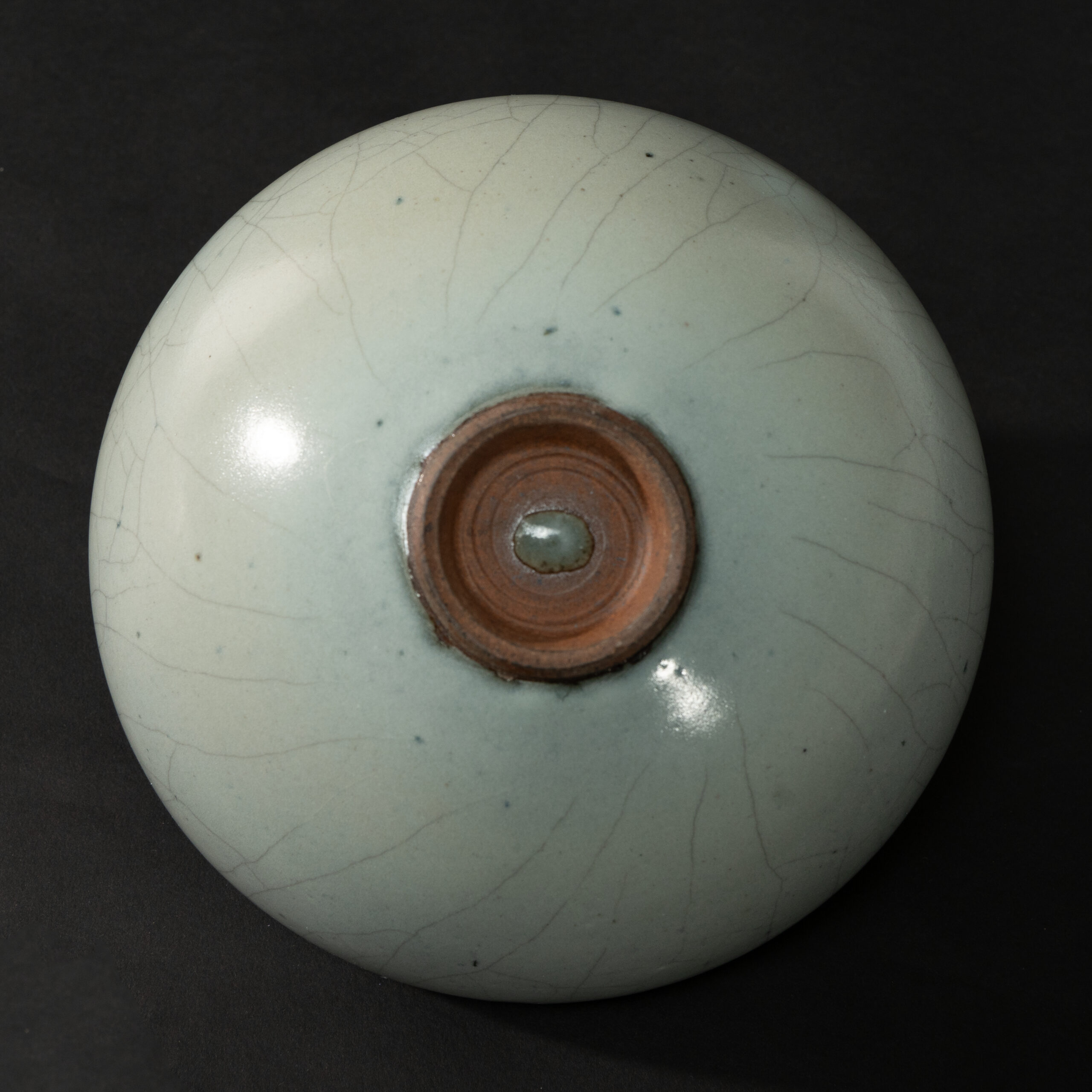 Lot 052 A LARGE SKY-BLUE GLAZED 'JUN' BOWL WITH COPPER-RED SPLASHYUAN - EARLY MING DYNASTY - Image 4