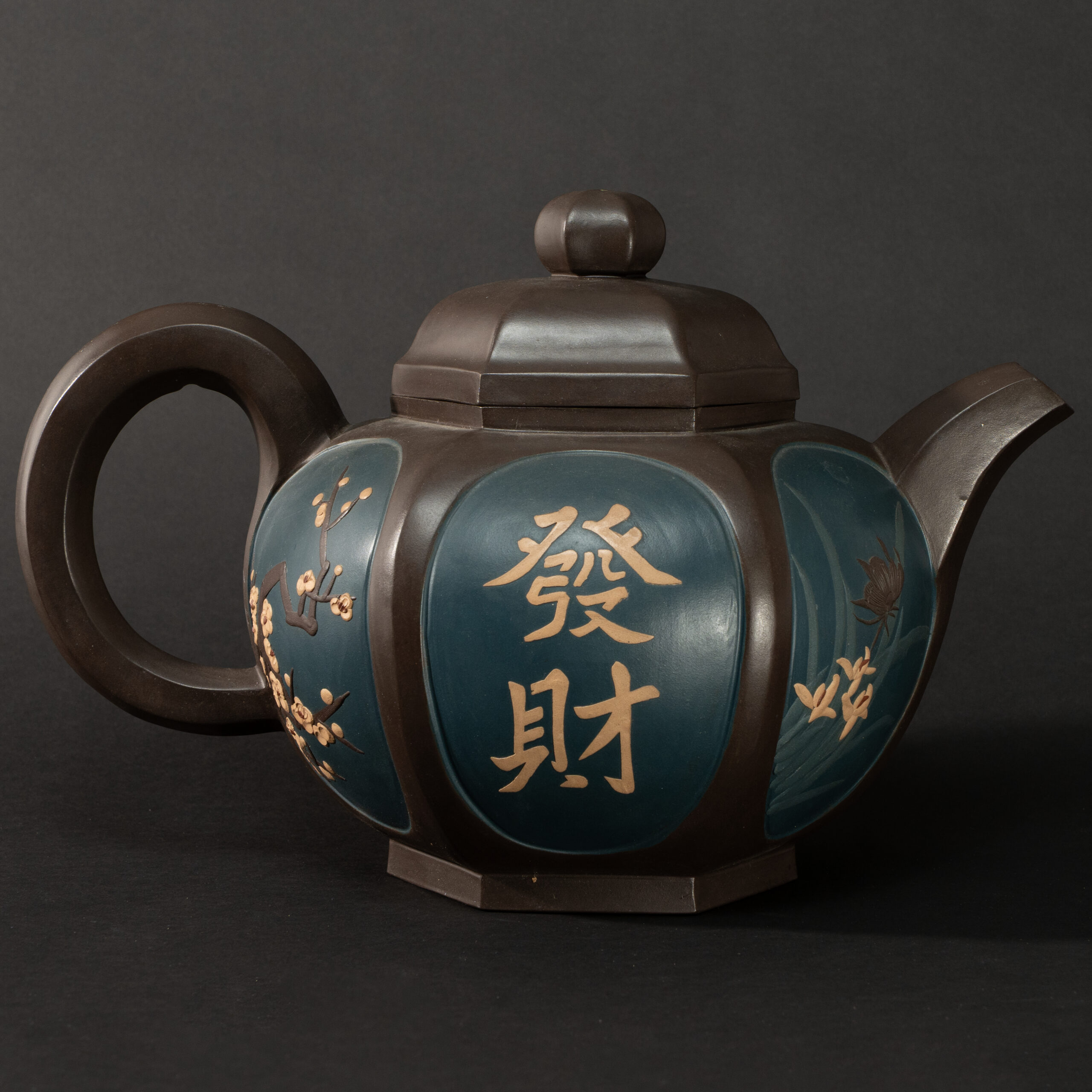 Lot 053 A LARGE HEXAGONAL PURPLE CLAY 'FLORAL AND CALLIGRAPHY' TEAPOT
MODERN - Image 2