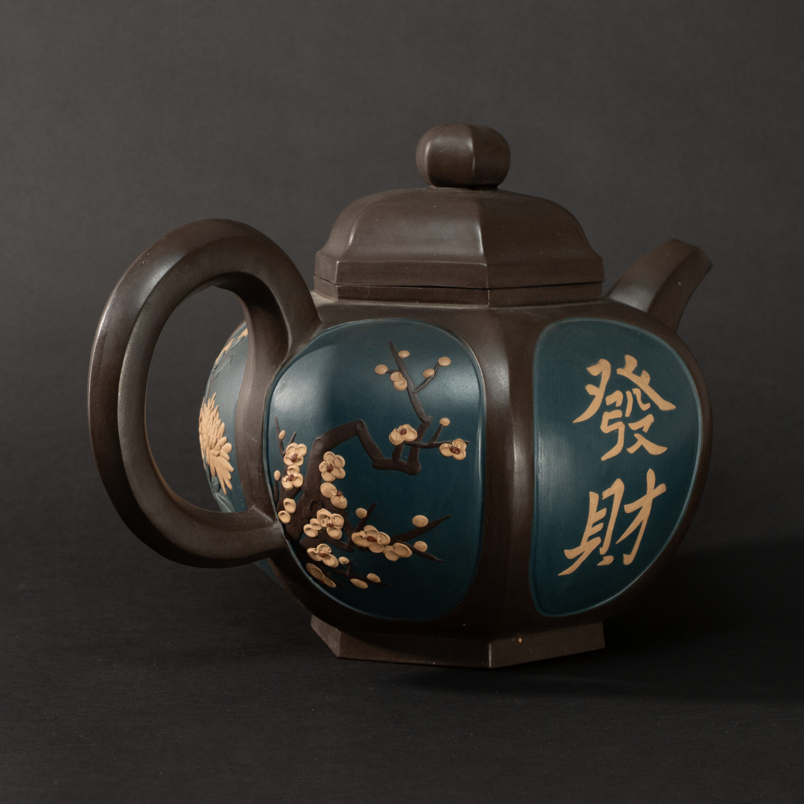 Lot 053 A LARGE HEXAGONAL PURPLE CLAY 'FLORAL AND CALLIGRAPHY' TEAPOT
MODERN - Image 3