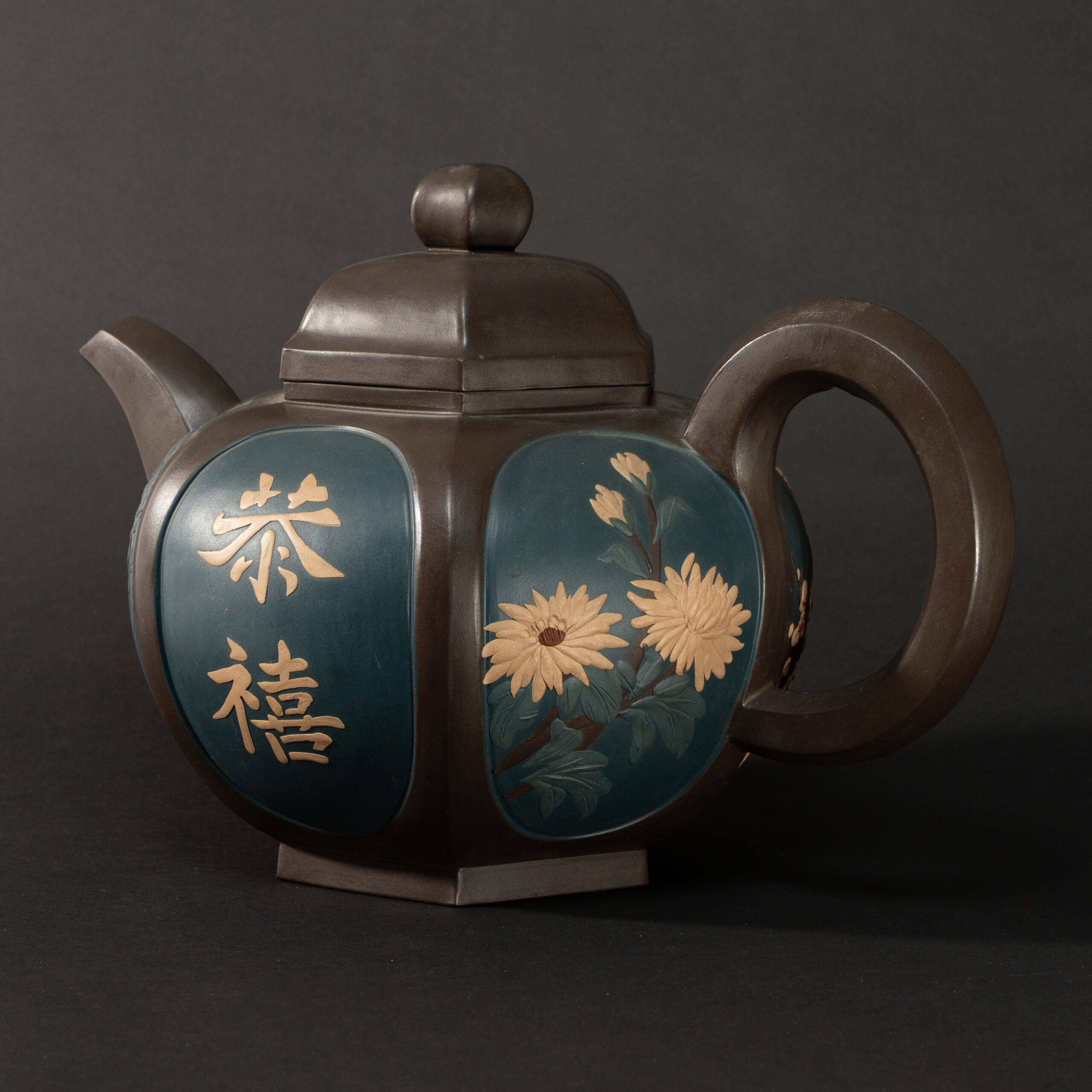 Lot 053 A LARGE HEXAGONAL PURPLE CLAY 'FLORAL AND CALLIGRAPHY' TEAPOT
MODERN - Image 4