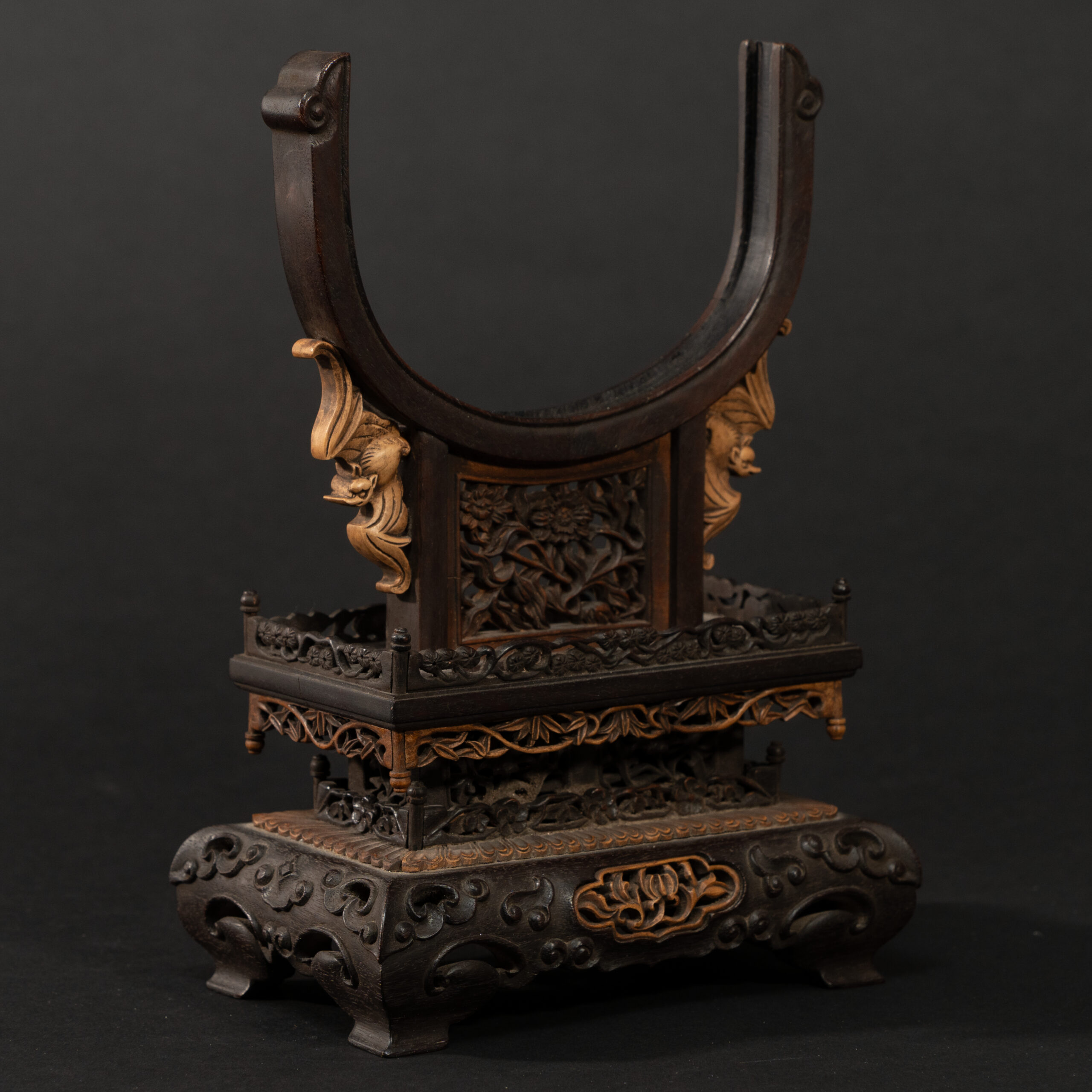 Lot 055 A MAGNIFICENT AND RARE CELADON-WHITE JADE 'CIVIL AND MILITARY' TABLE SCREENQING DYNASTY - Image 2