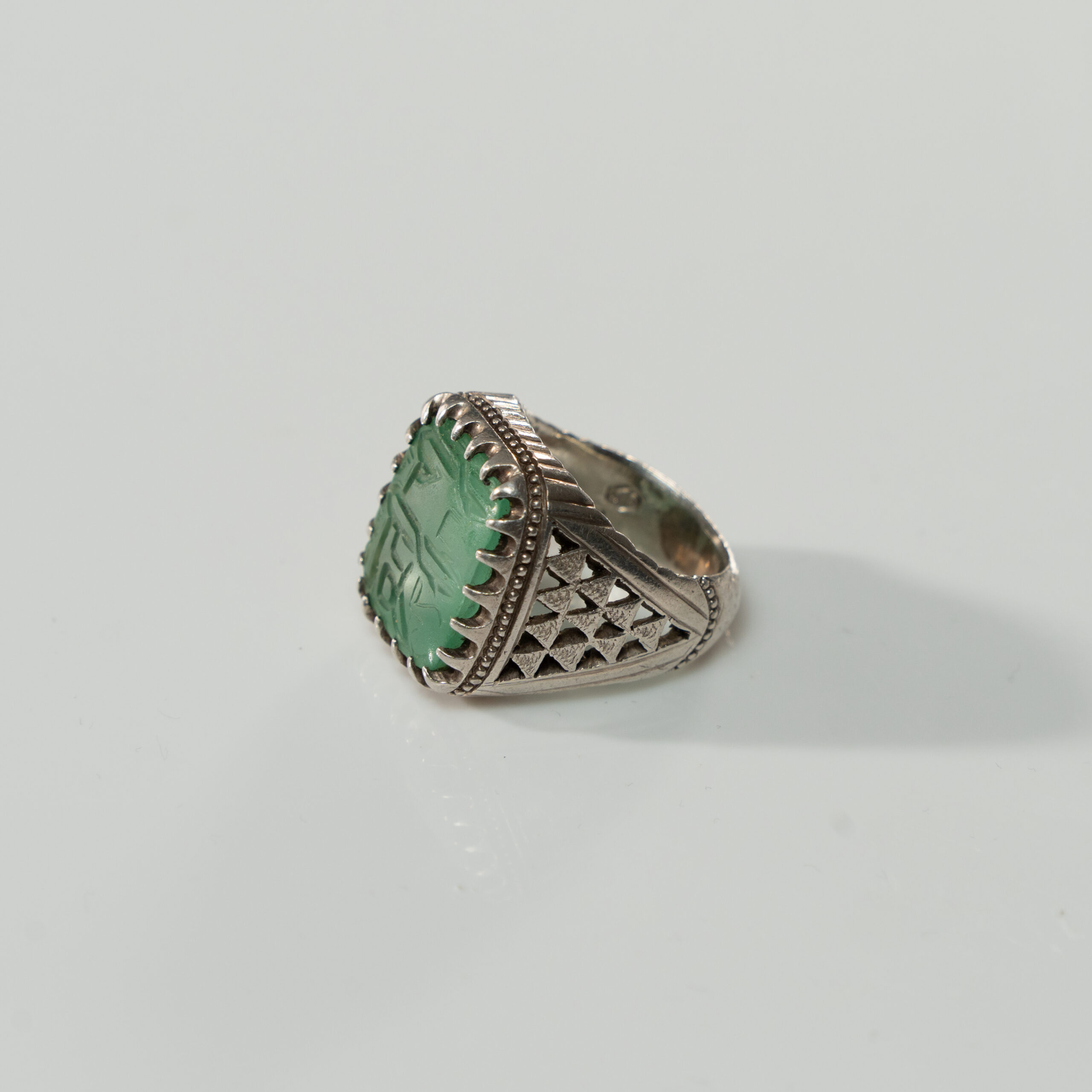 Lot 058 AN IMPORTANT ROYAL IMPERIAL EMERALD SEAL RING OF SULTAN ABU SAʿID MIRZA
ILKHANID PERSIA, LATE 14TH – EARLY 15TH CENTURY - Image 2