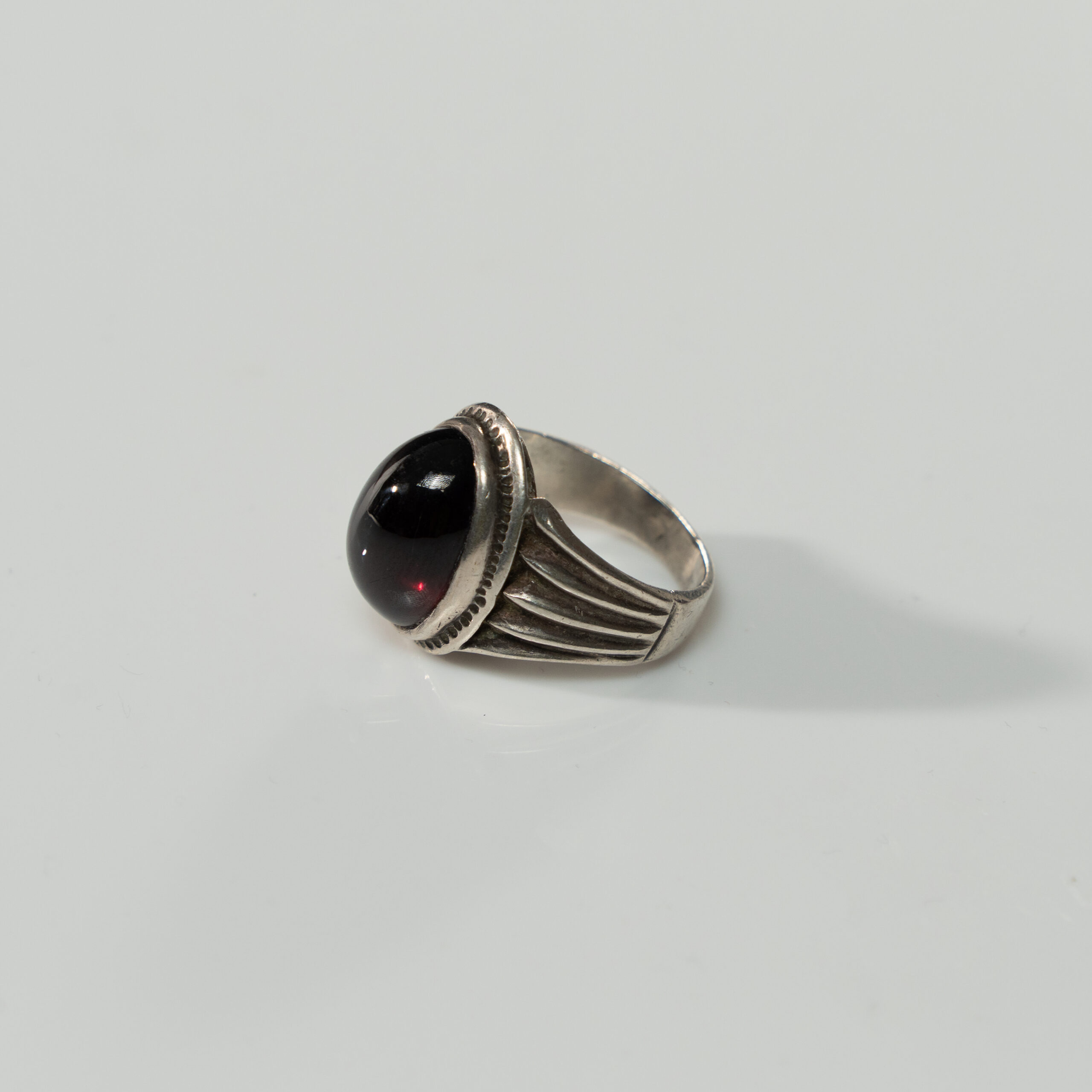 Lot 060 A MAGNIFICENT AND HIGHLY IMPORTANT ANTIQUE BURMESE RUBY RING
CIRCA 18TH – EARLY 19TH CENTURY - Image 2