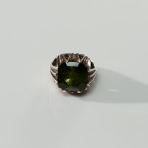 Lot 061 AN EXTRAORDINARY HISTORIC PANJSHIR EMERALD ROYAL MEMENTO RING
THE GEMSTONE ORIGINALLY FROM AN 18TH-CENTURY INDIAN CROWN