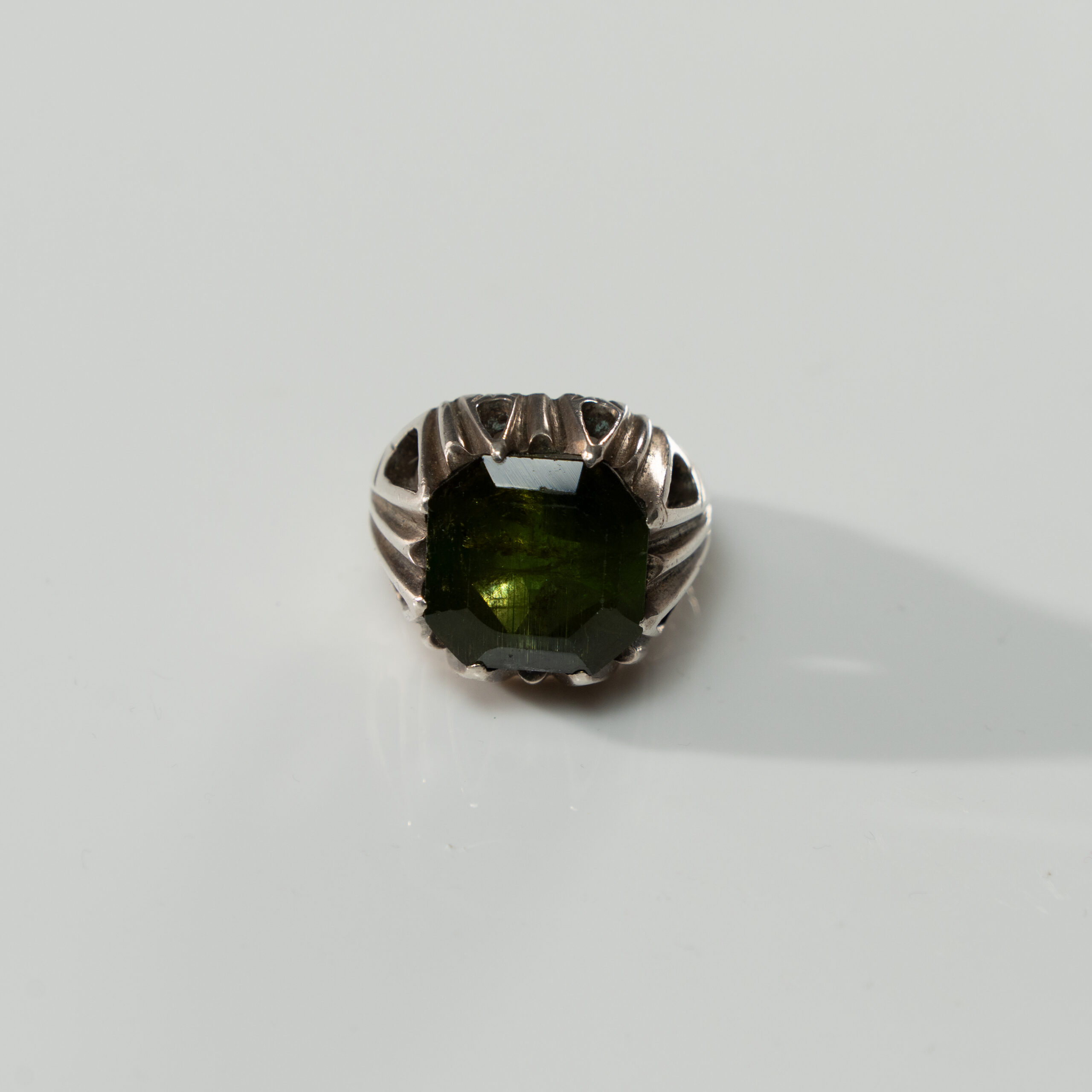 Lot 061 AN EXTRAORDINARY HISTORIC PANJSHIR EMERALD ROYAL MEMENTO RING
THE GEMSTONE ORIGINALLY FROM AN 18TH-CENTURY INDIAN CROWN