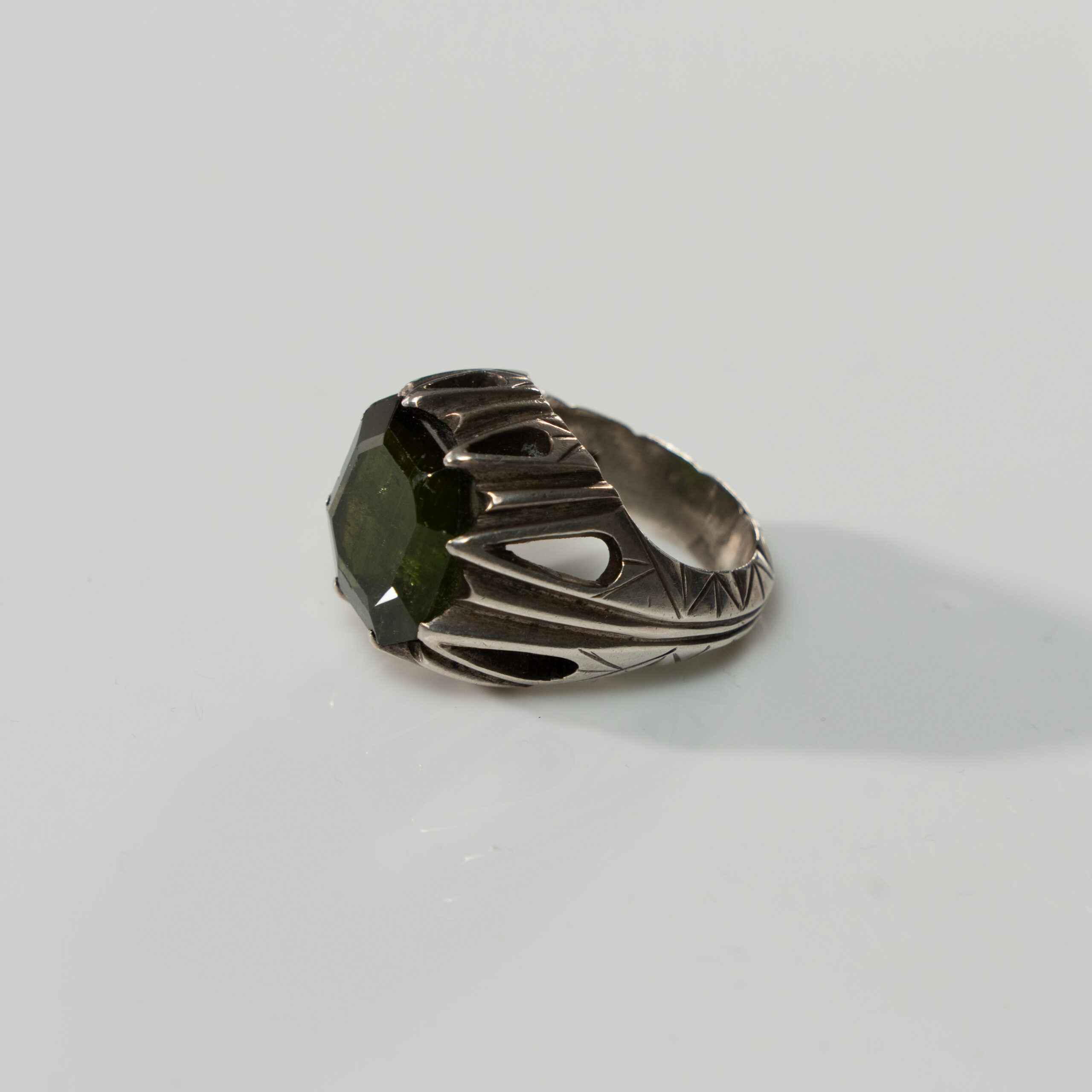 Lot 061 AN EXTRAORDINARY HISTORIC PANJSHIR EMERALD ROYAL MEMENTO RING
THE GEMSTONE ORIGINALLY FROM AN 18TH-CENTURY INDIAN CROWN - Image 2