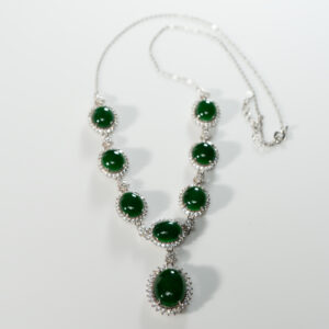 Lot 066 AN IMPORTANT CONTEMPORARY 'OLD MINE' VIVID GREEN JADEITE AND DIAMOND NECKLACE AND PENDANT SET