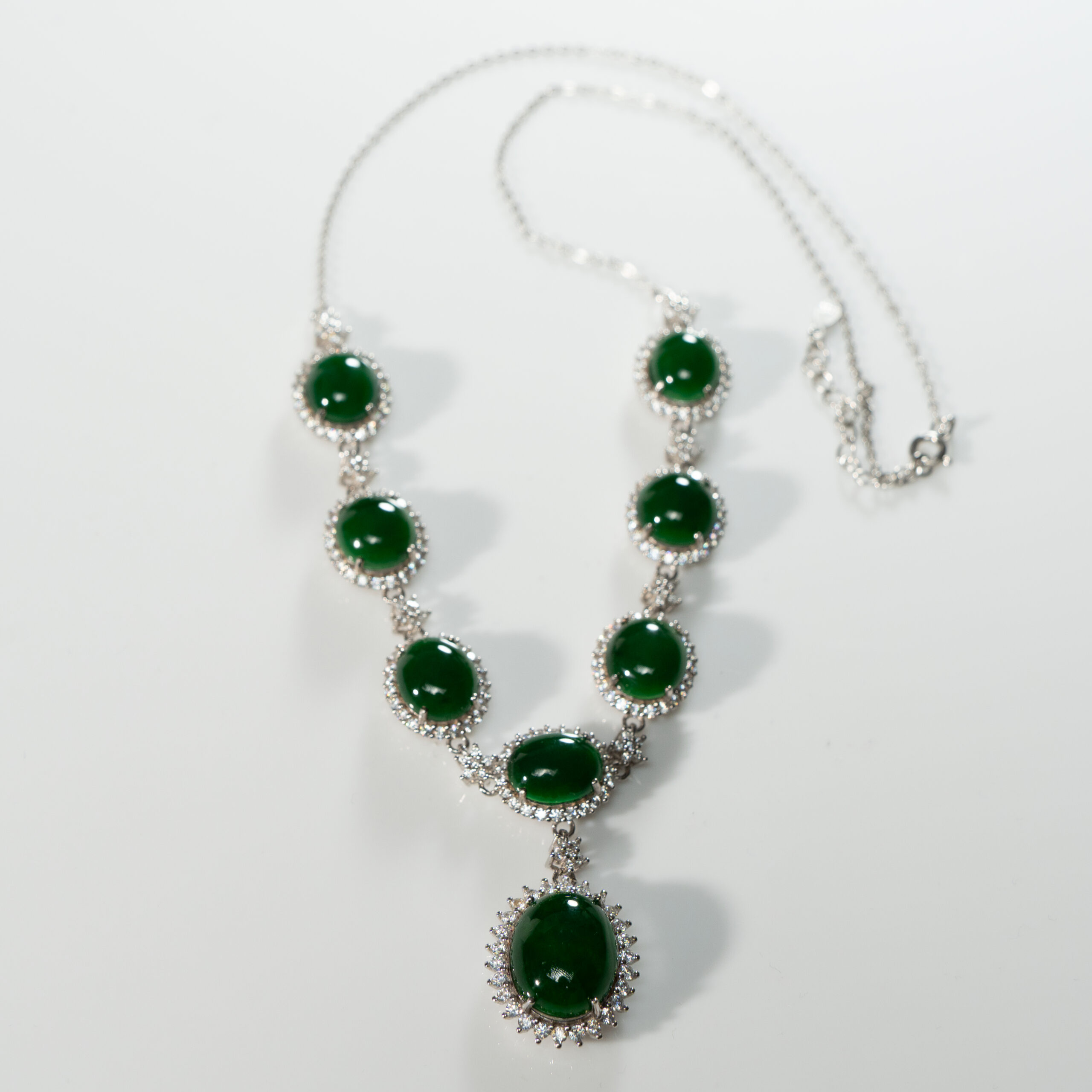 Lot 066 AN IMPORTANT CONTEMPORARY 'OLD MINE' VIVID GREEN JADEITE AND DIAMOND NECKLACE AND PENDANT SET