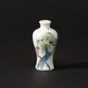 Lot 075 A FAMILLE-ROSE 'FLOWERS AND BIRDS' MEIPING-STYLE SNUFF BOTTLE
LATE QING DYNASTY – REPUBLIC PERIOD